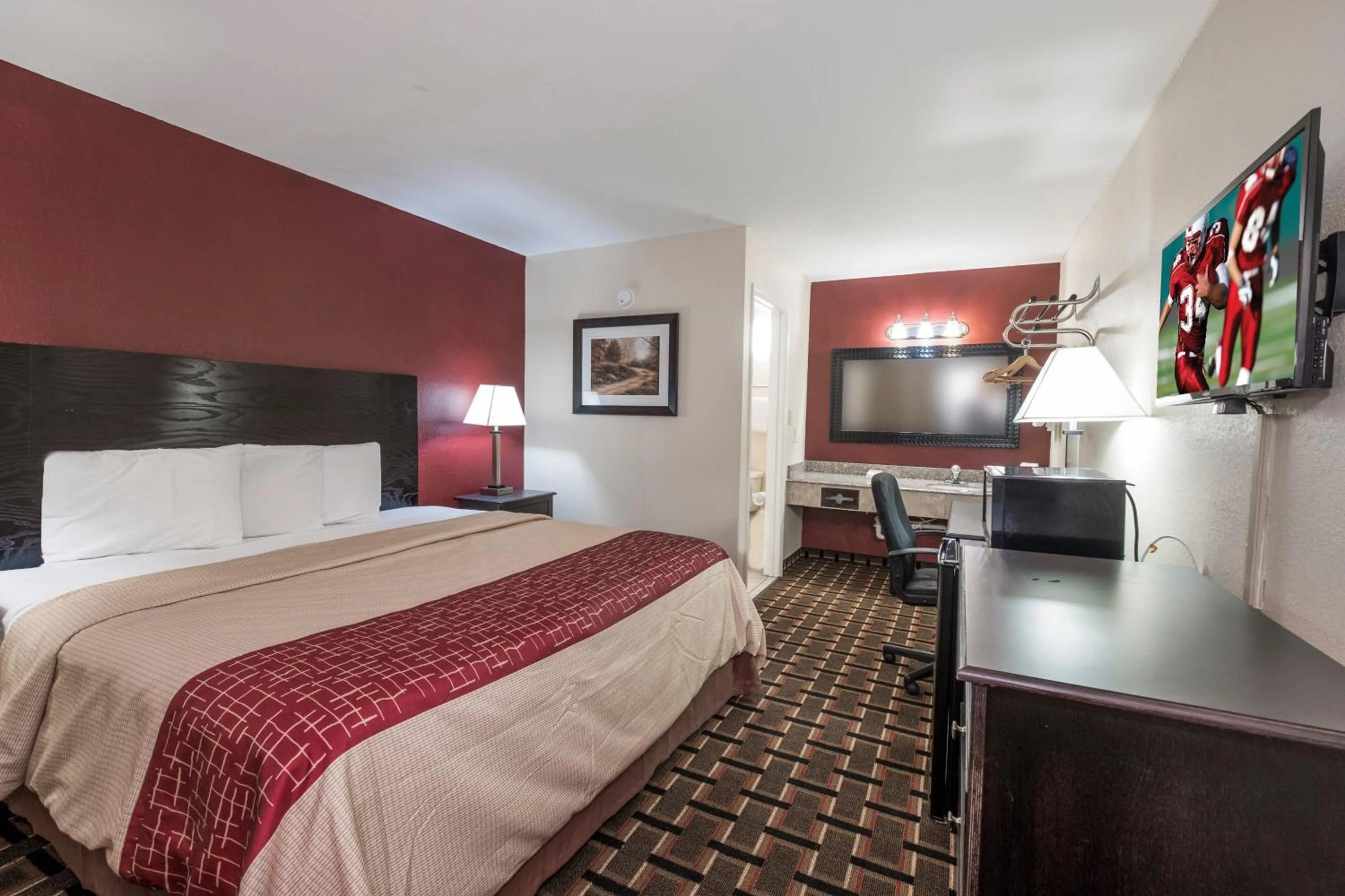 Photo of the whole room, Bed in Red Roof Inn Mobile - Midtown