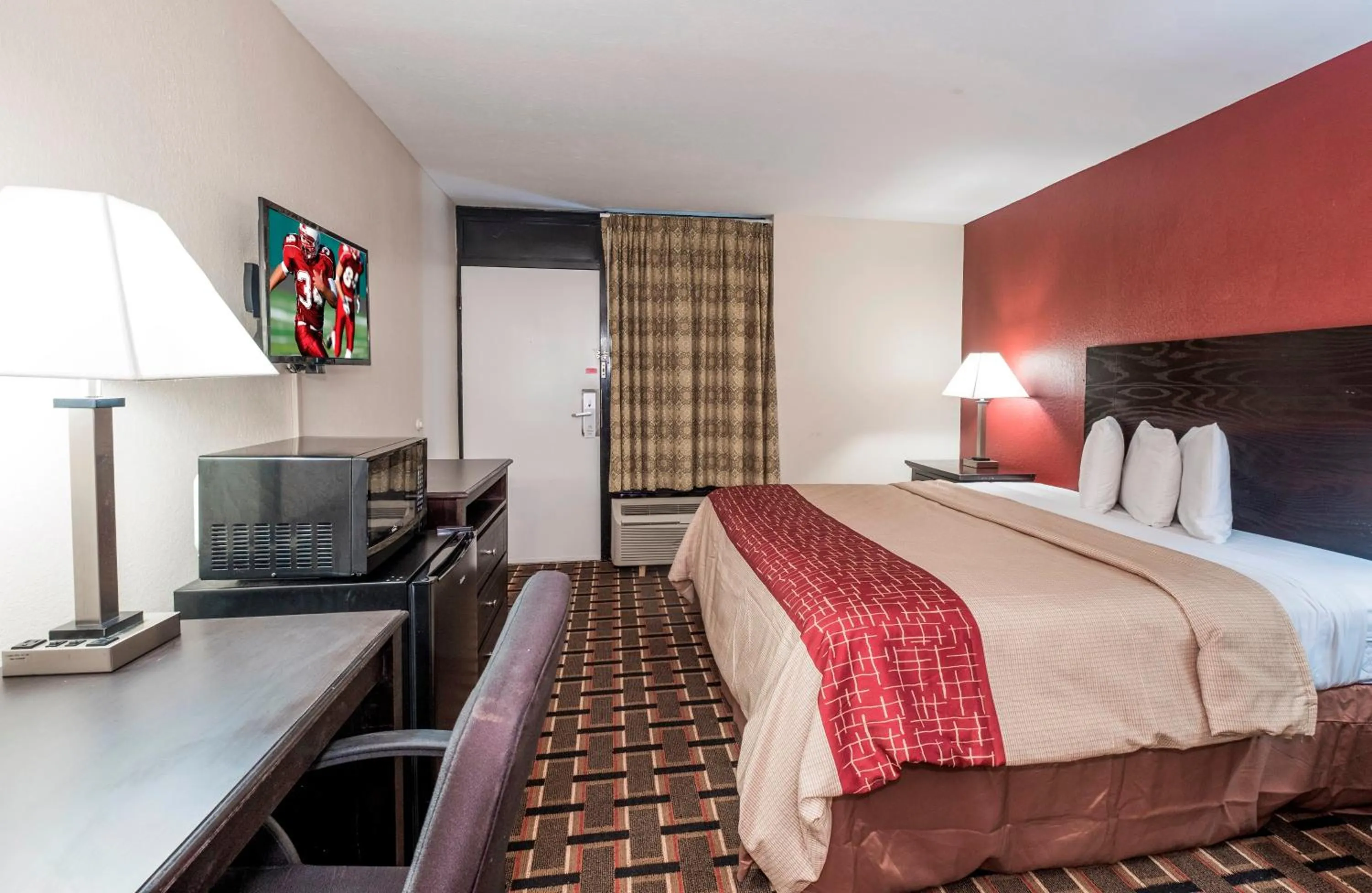 Photo of the whole room, Bed in Red Roof Inn Mobile - Midtown