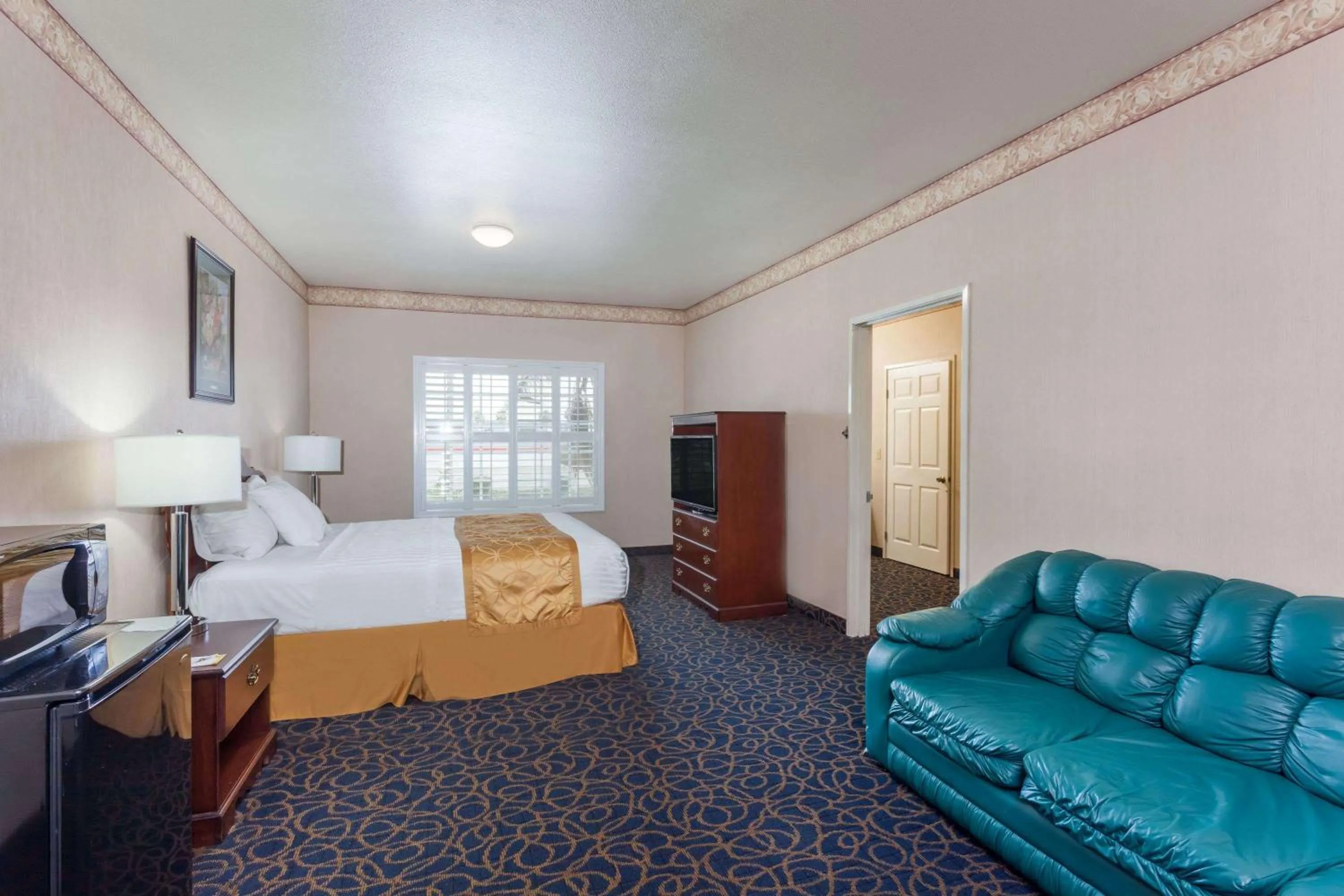Photo of the whole room, Bed in Days Inn & Suites by Wyndham South Gate