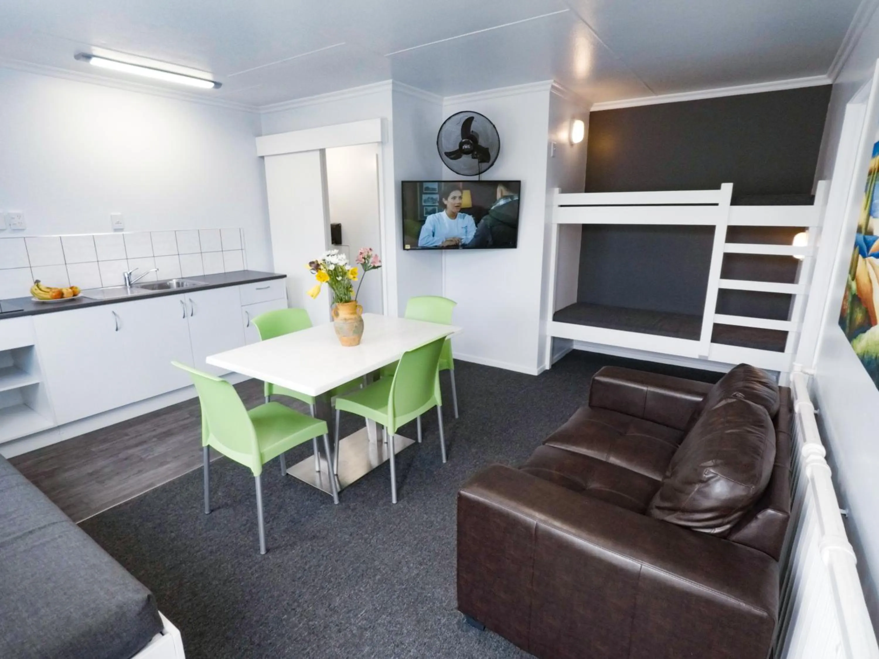 Kitchen or kitchenette in Cosy Cottage Thermal Holiday Park