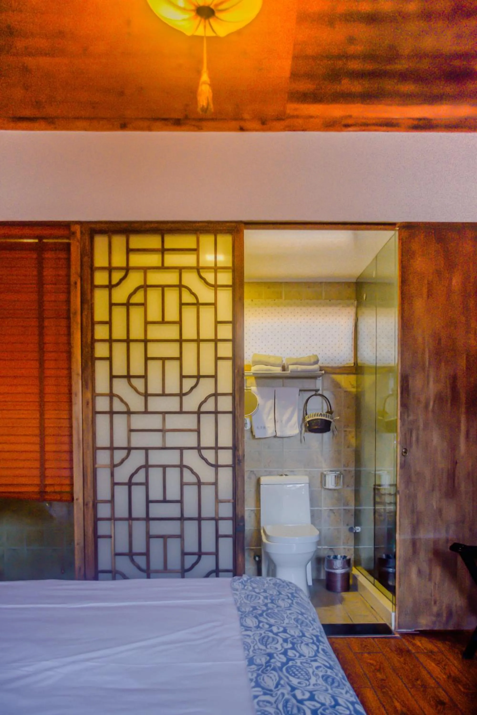 Bathroom, Bed in September Huizhou Inn