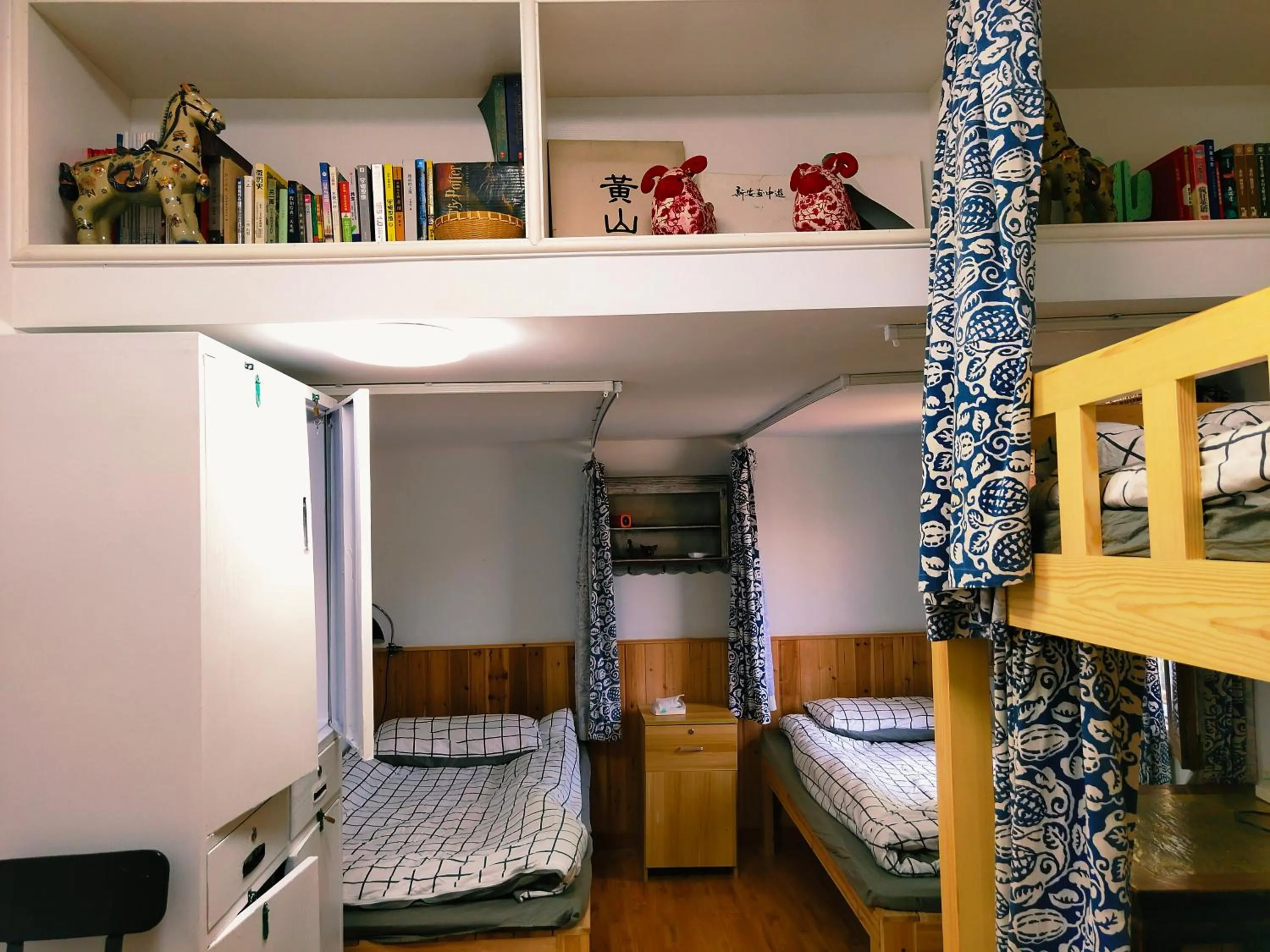 Bed in September Huizhou Inn