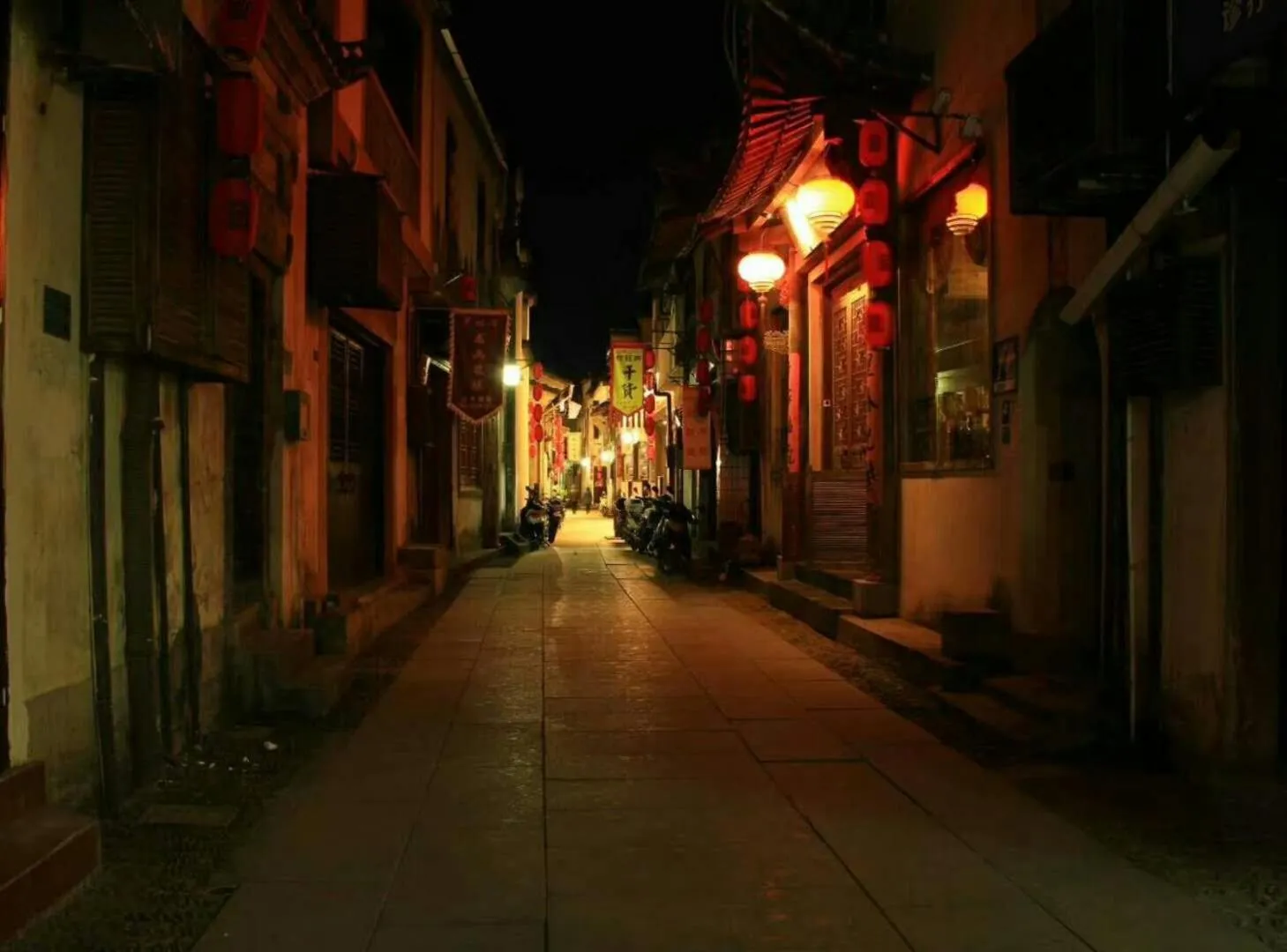 Facade/entrance in September Huizhou Inn