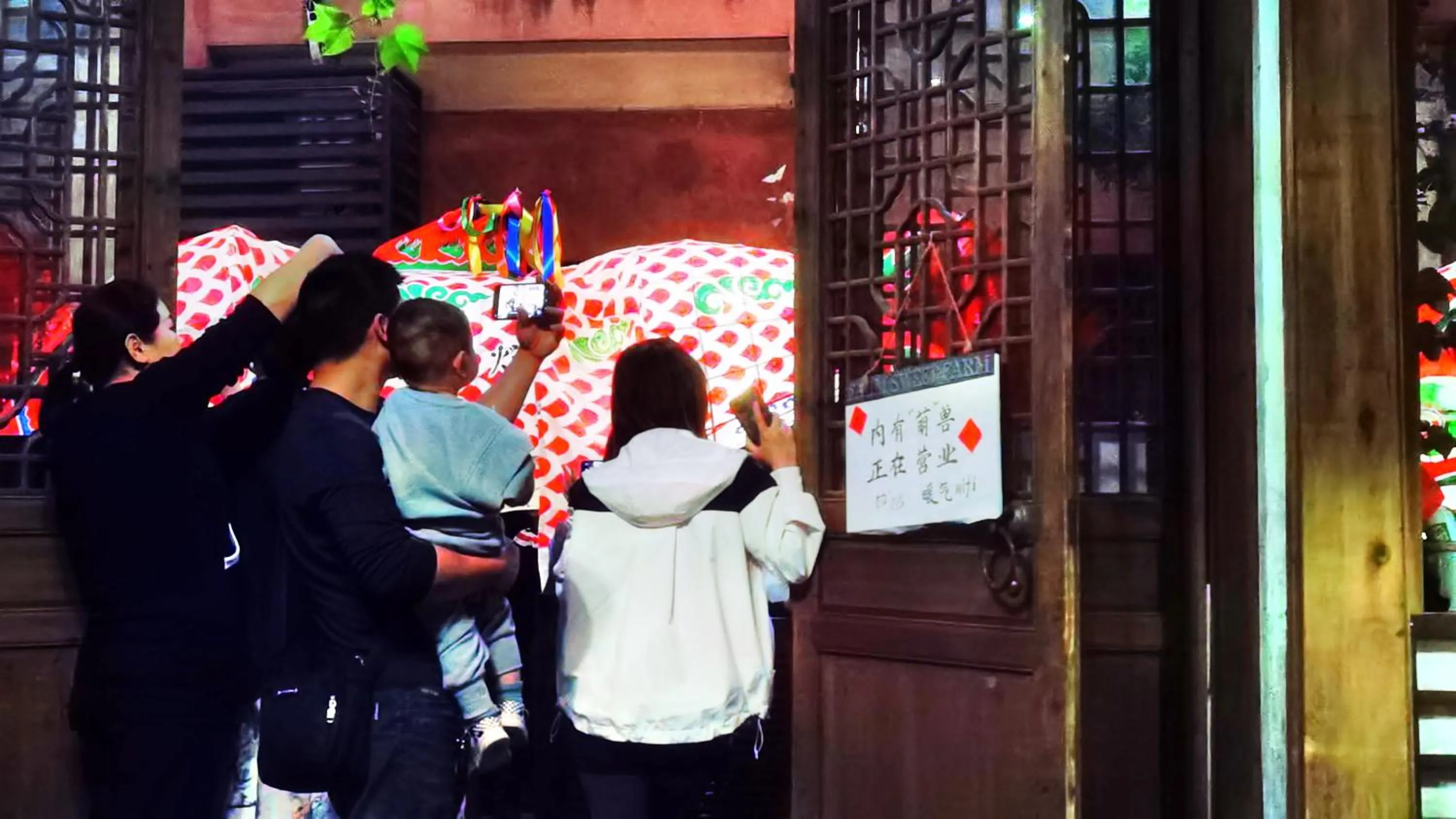 People in September Huizhou Inn