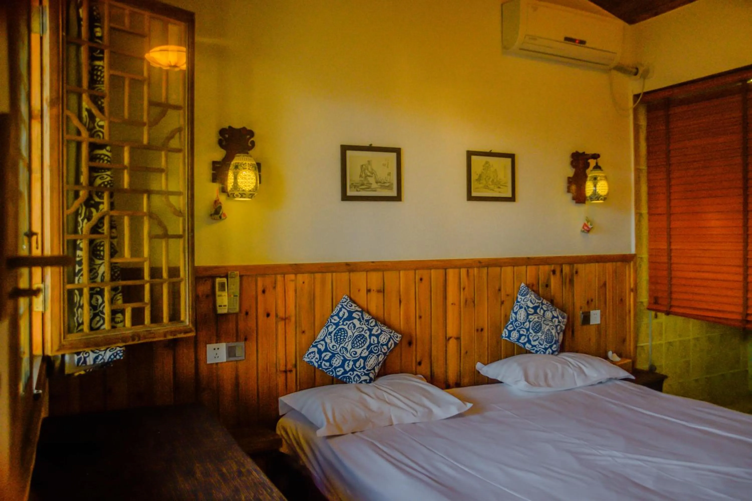 Bed in September Huizhou Inn