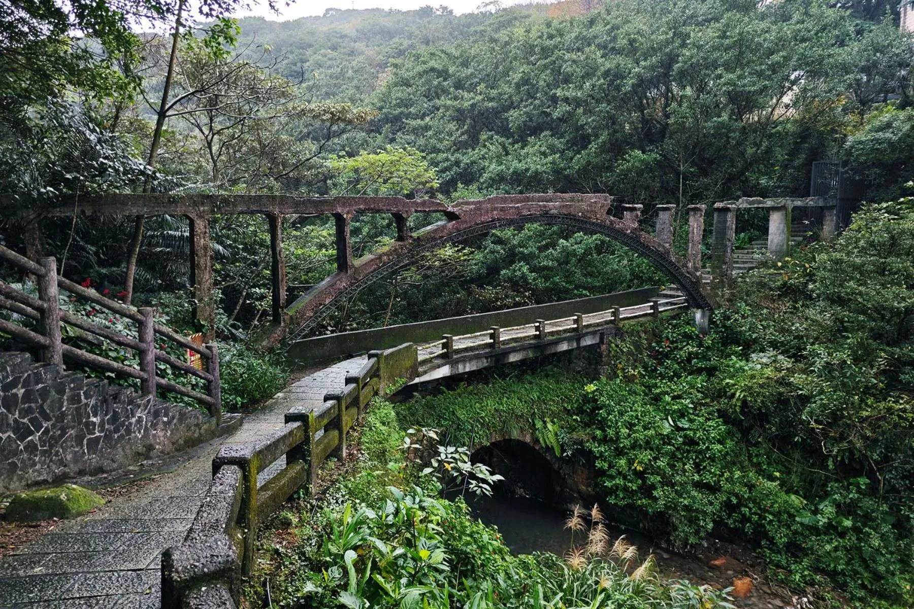 Nearby landmark in 金石新月光 Gold Stone Crescent Moon Light