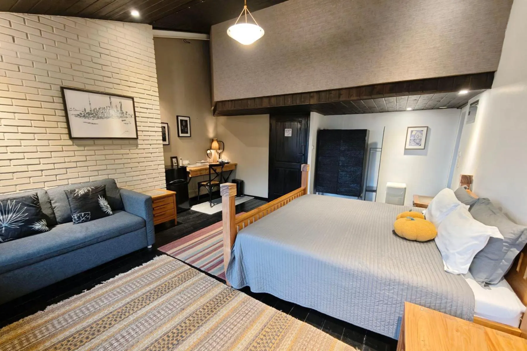 Bed in 金石新月光 Gold Stone Crescent Moon Light