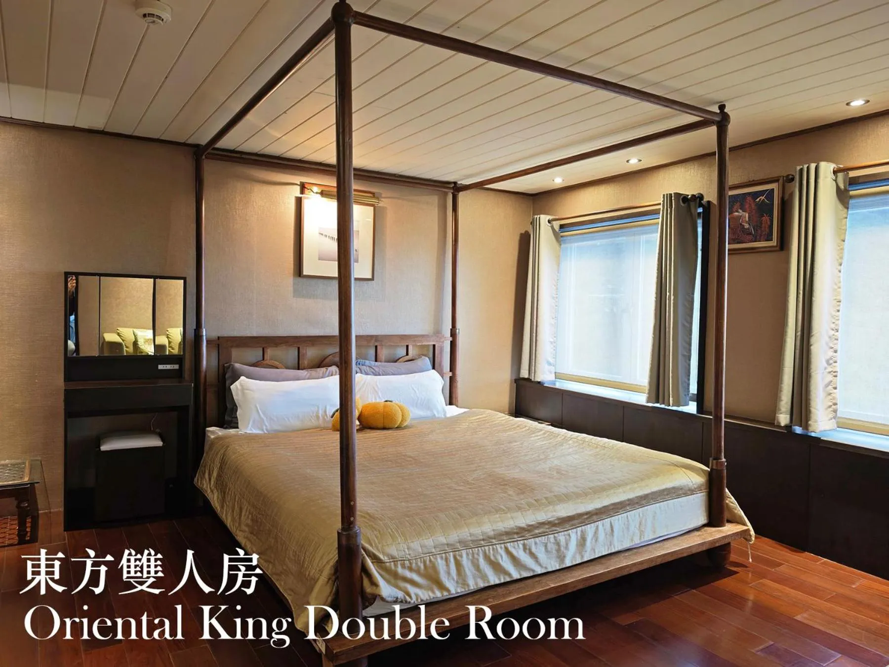 Bed in 金石新月光 Gold Stone Crescent Moon Light