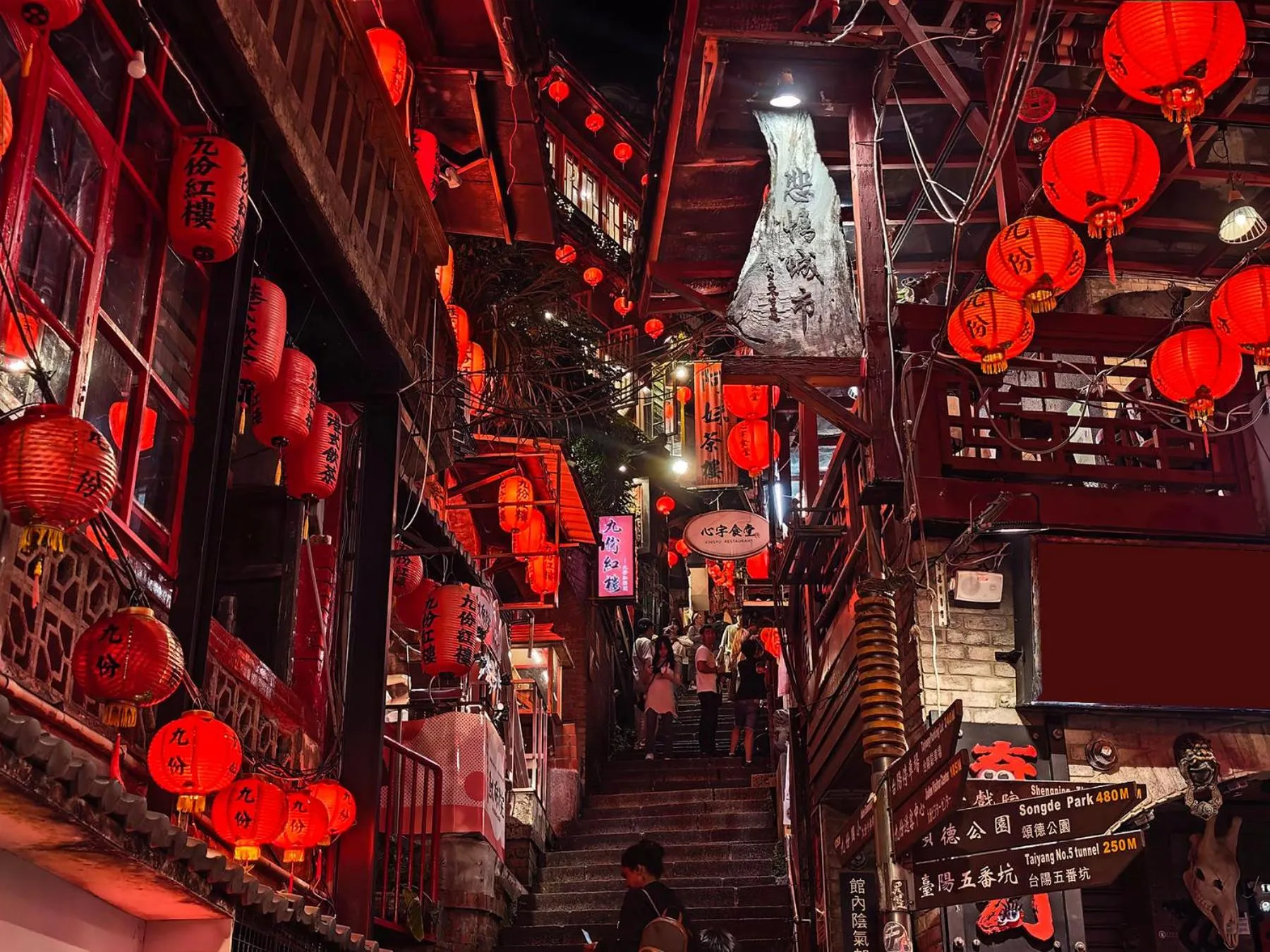 Night in 金石新月光 Gold Stone Crescent Moon Light