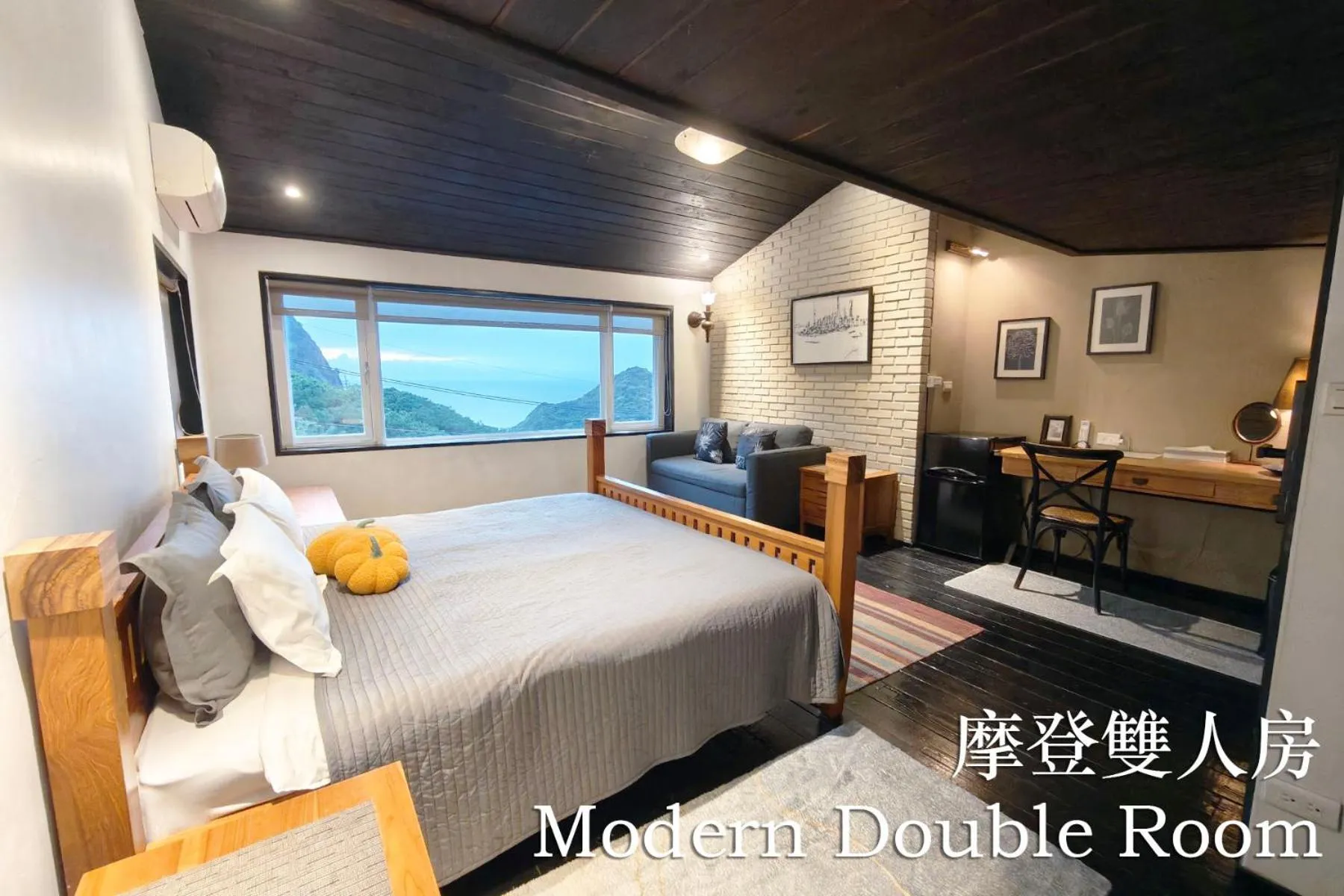 Bed in 金石新月光 Gold Stone Crescent Moon Light