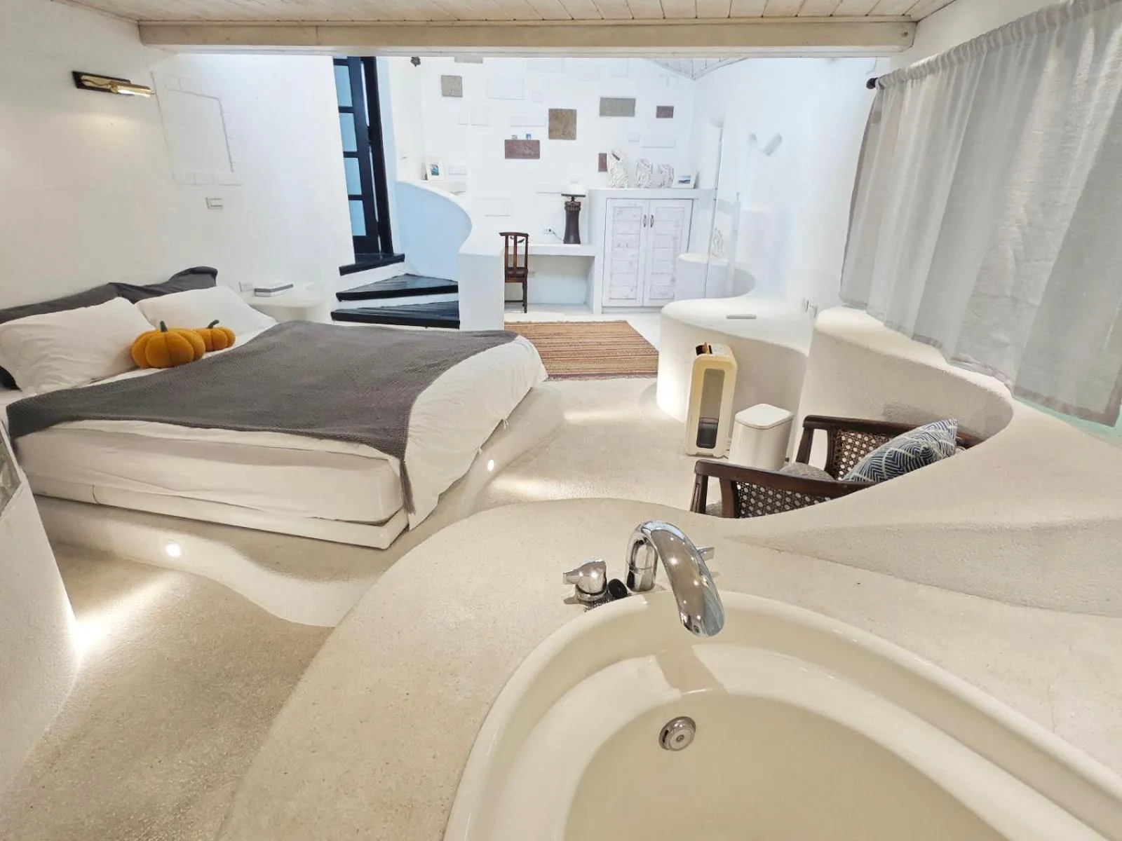 Bed in 金石新月光 Gold Stone Crescent Moon Light