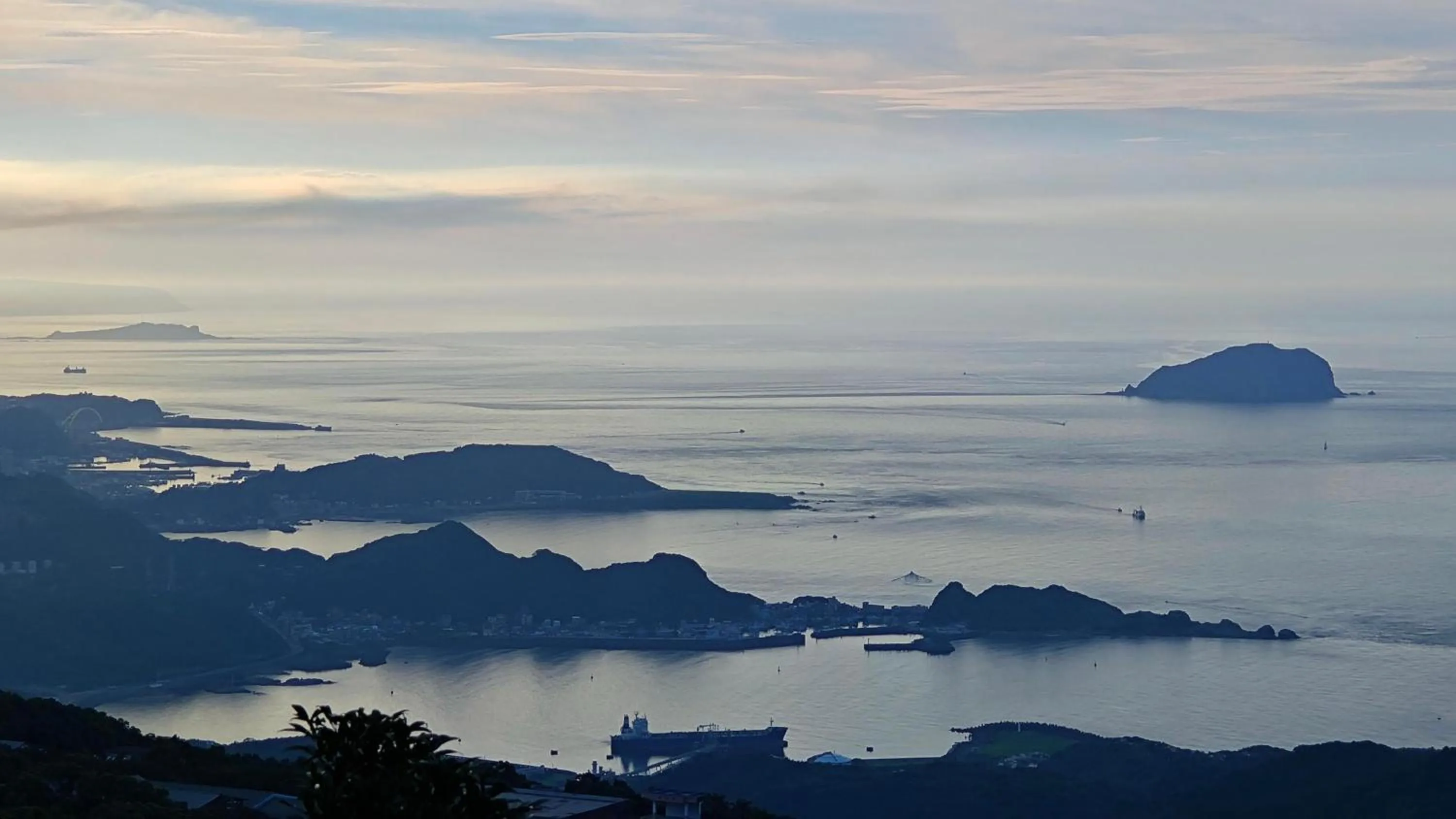 Natural landscape in 金石新月光 Gold Stone Crescent Moon Light