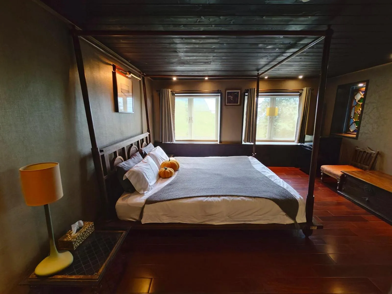 Bed in 金石新月光 Gold Stone Crescent Moon Light