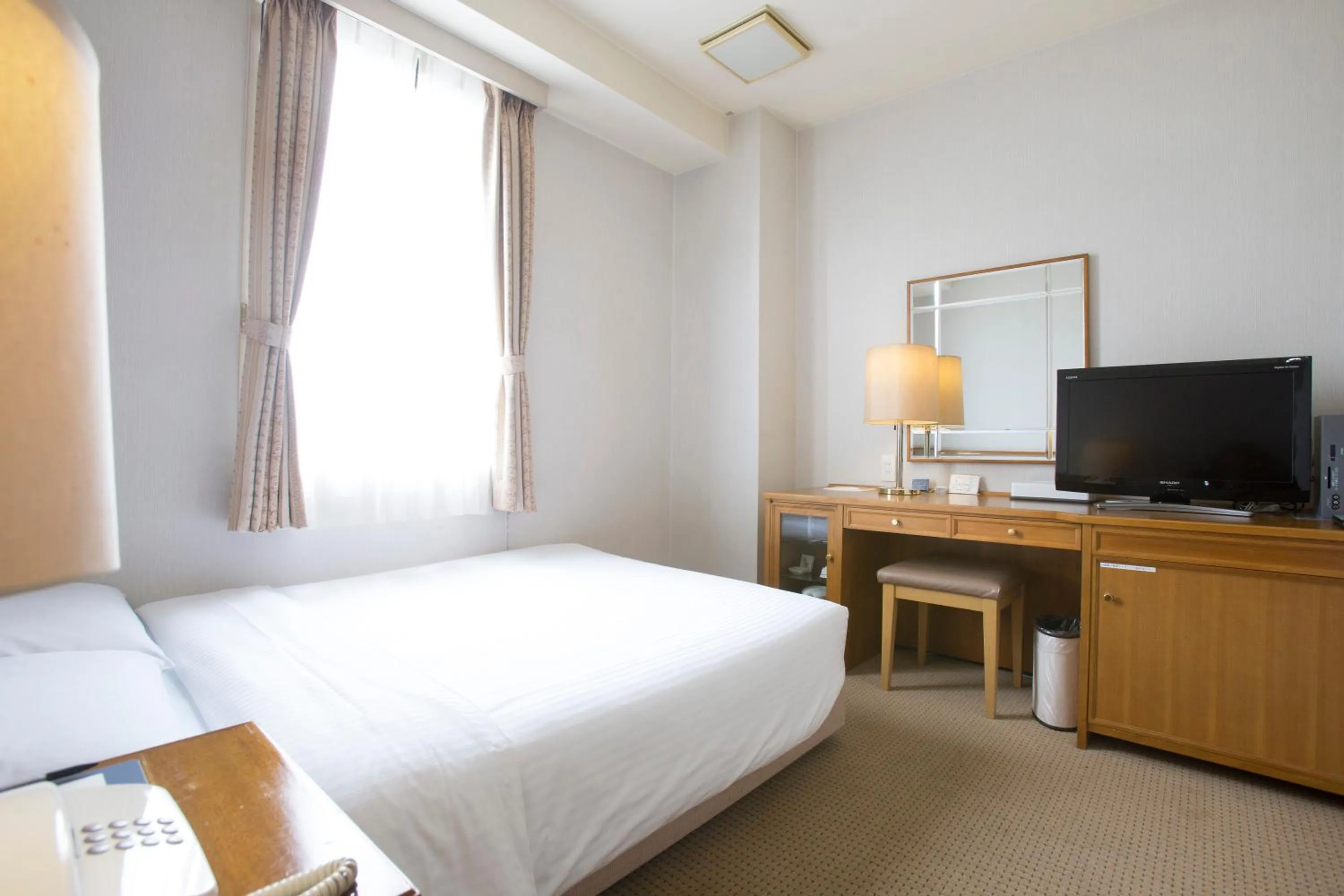 Photo of the whole room, Bed in Tetoranze Makuhari Inagekaigan Hotel