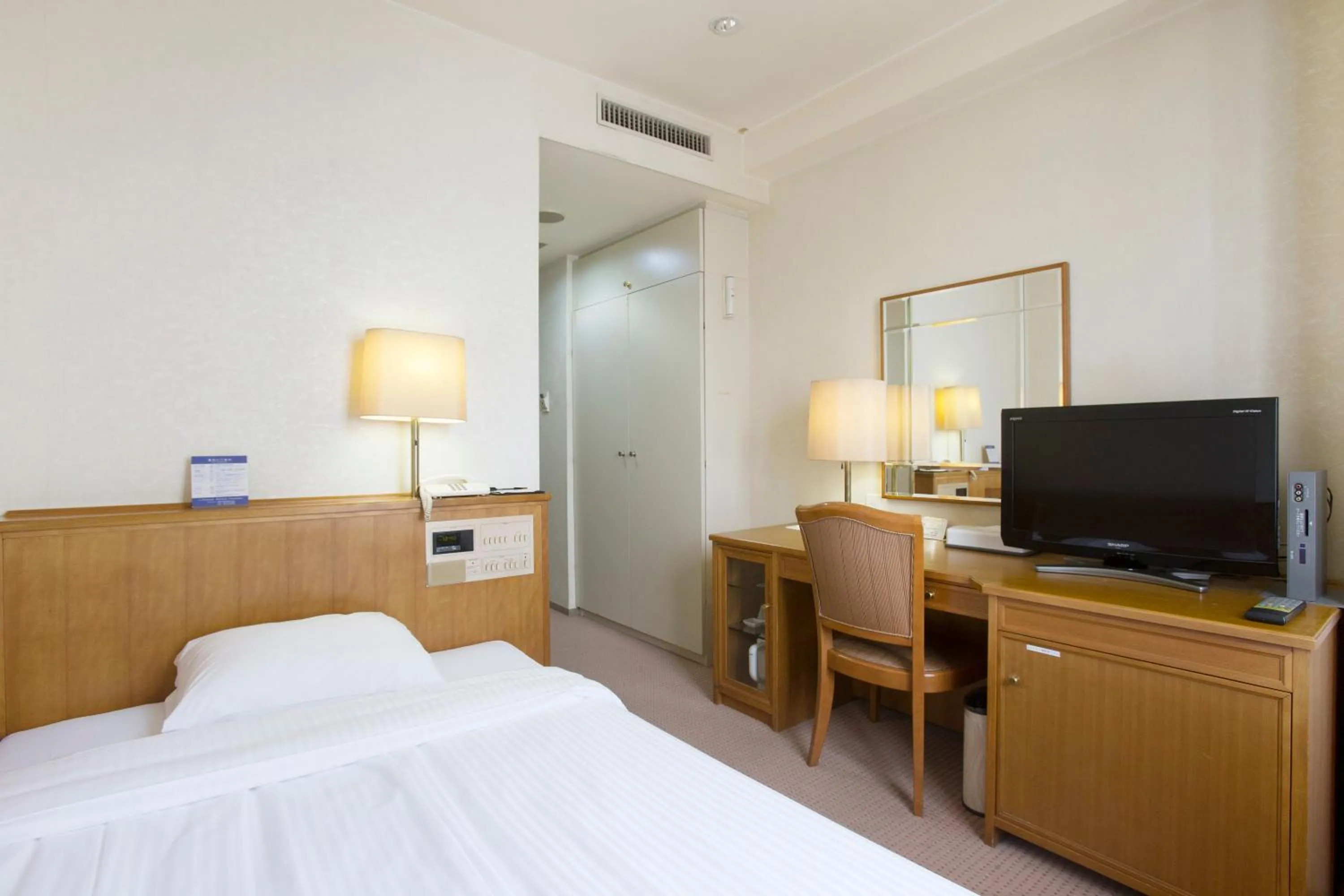 Photo of the whole room, Bed in Tetoranze Makuhari Inagekaigan Hotel