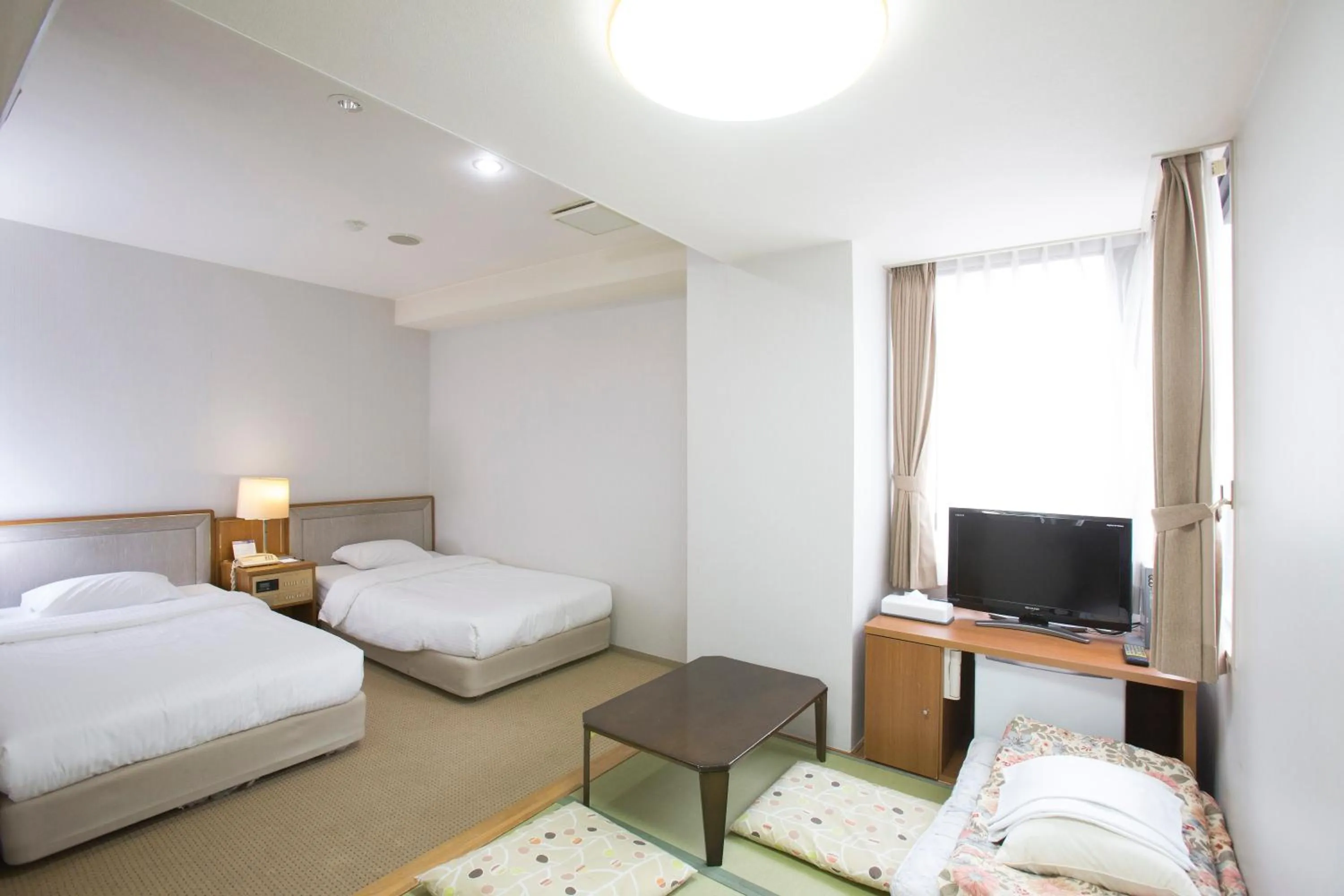 Photo of the whole room, Bed in Tetoranze Makuhari Inagekaigan Hotel