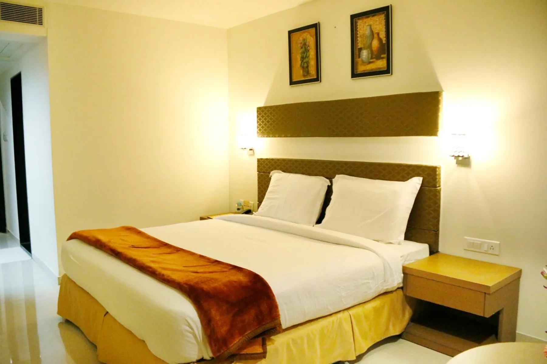 Bed in Hotel Sitara Grand Miyapur