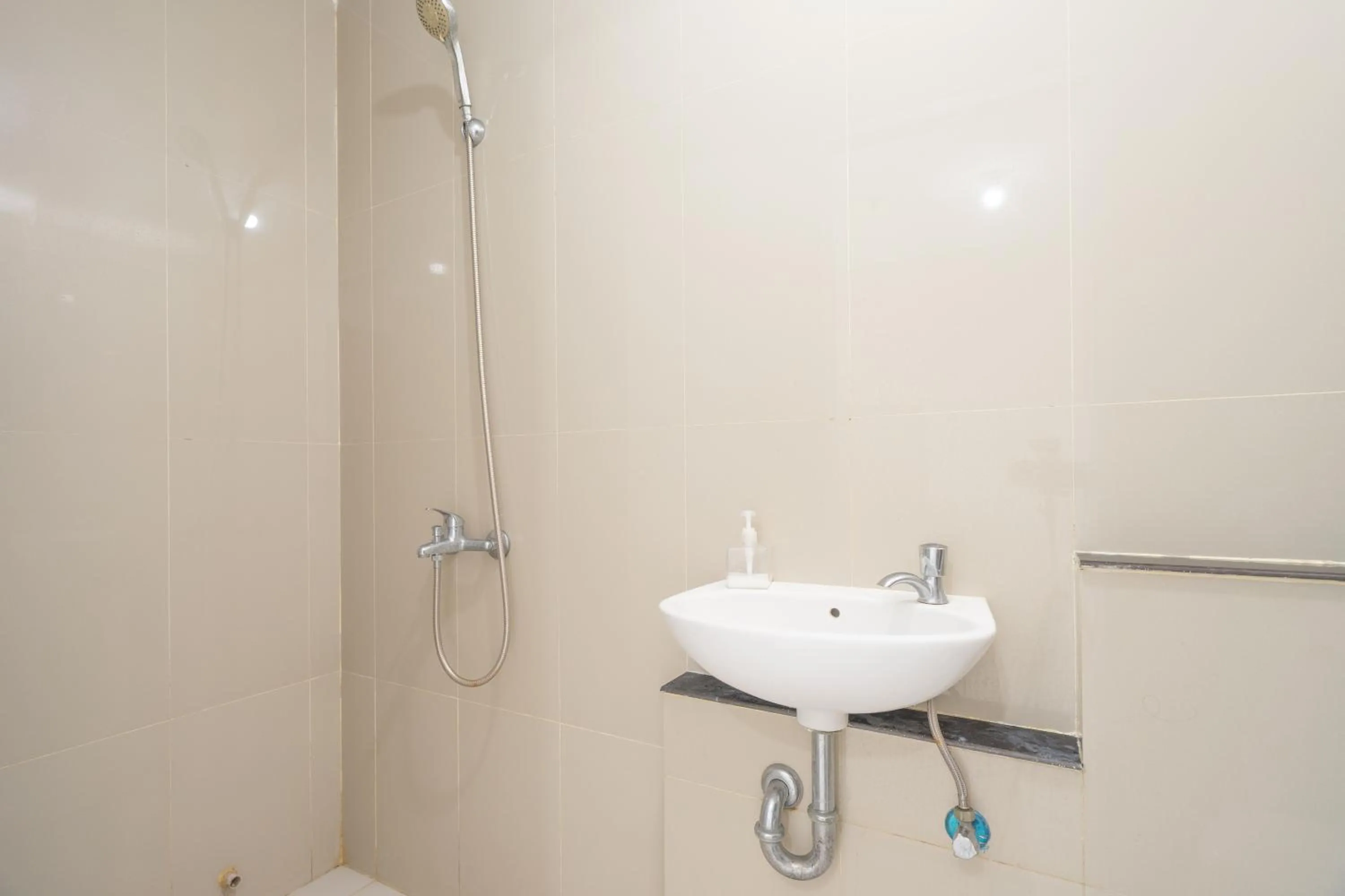 Shower in ROKET ROOM Majestic By Reccoma