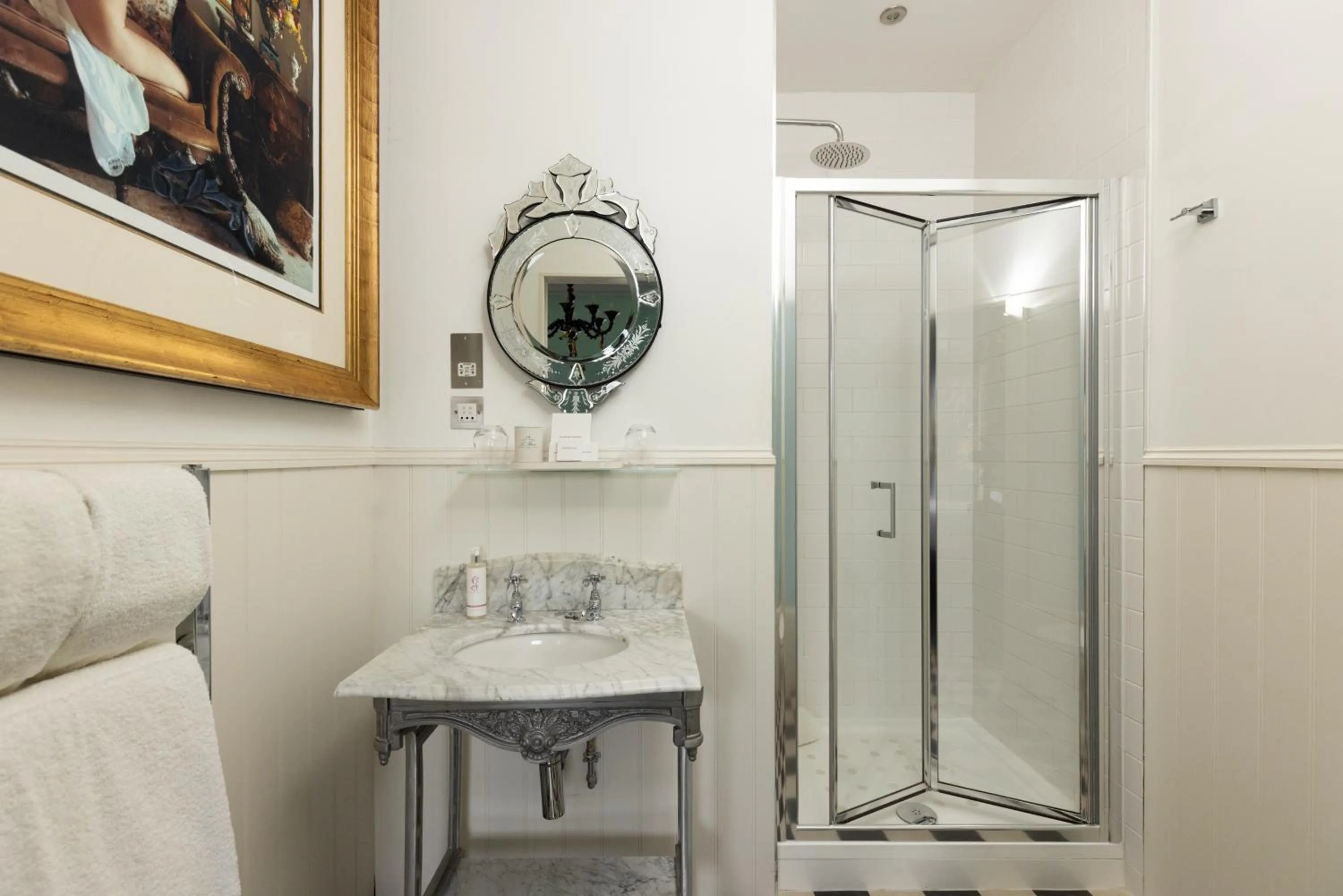 Shower in 24 Royal Terrace