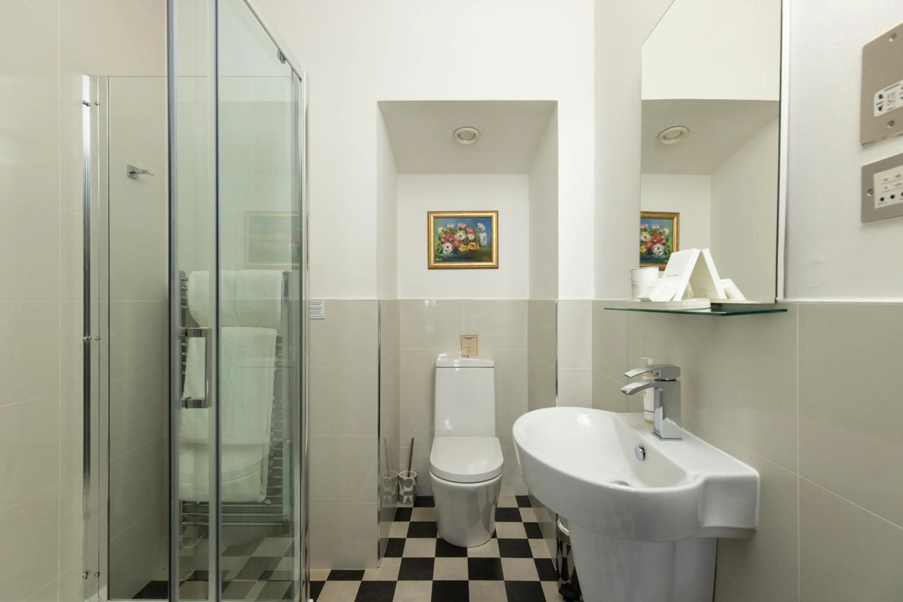 Shower in 24 Royal Terrace