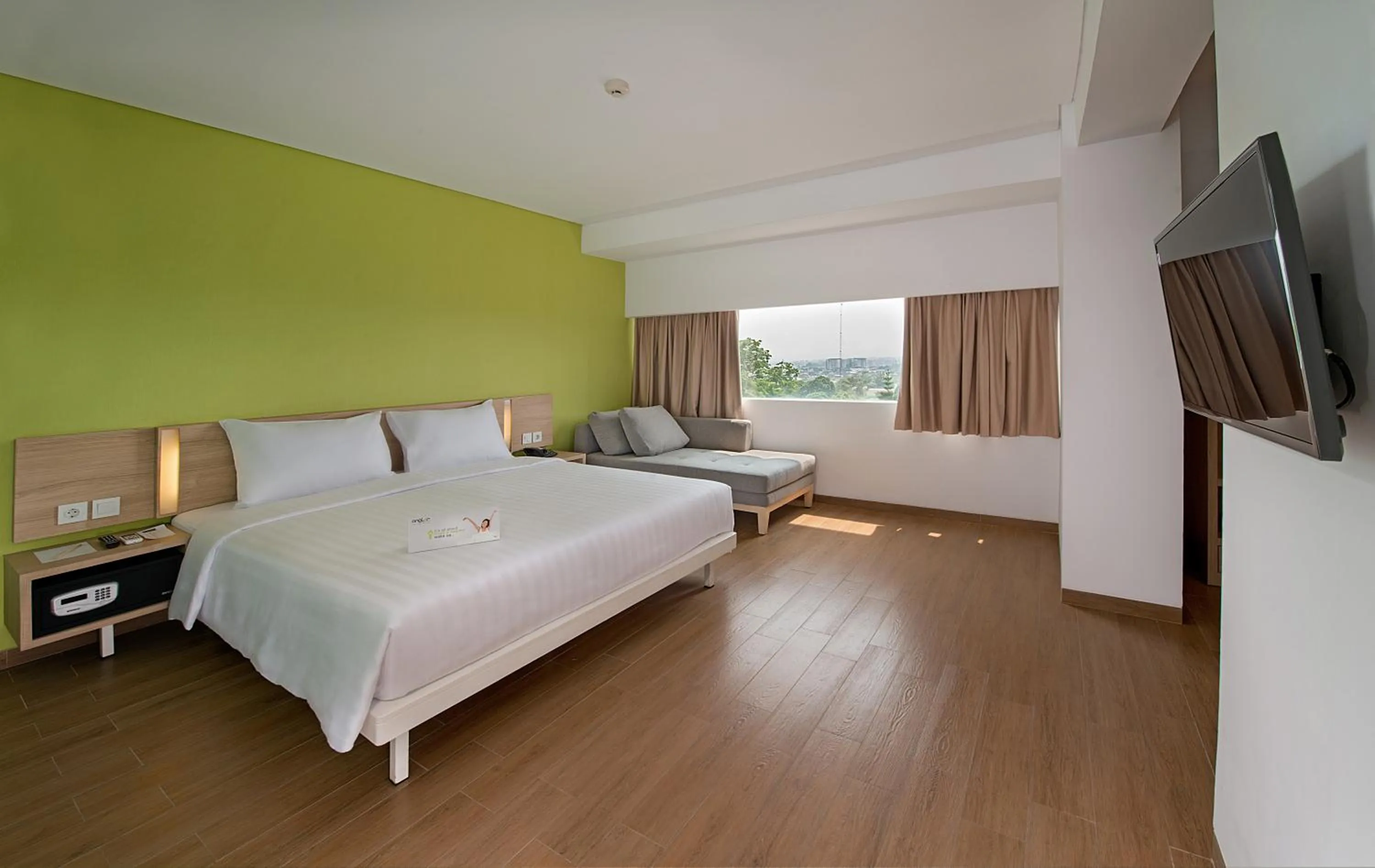 Photo of the whole room, Bed in Whiz Prime Hotel Pajajaran Bogor