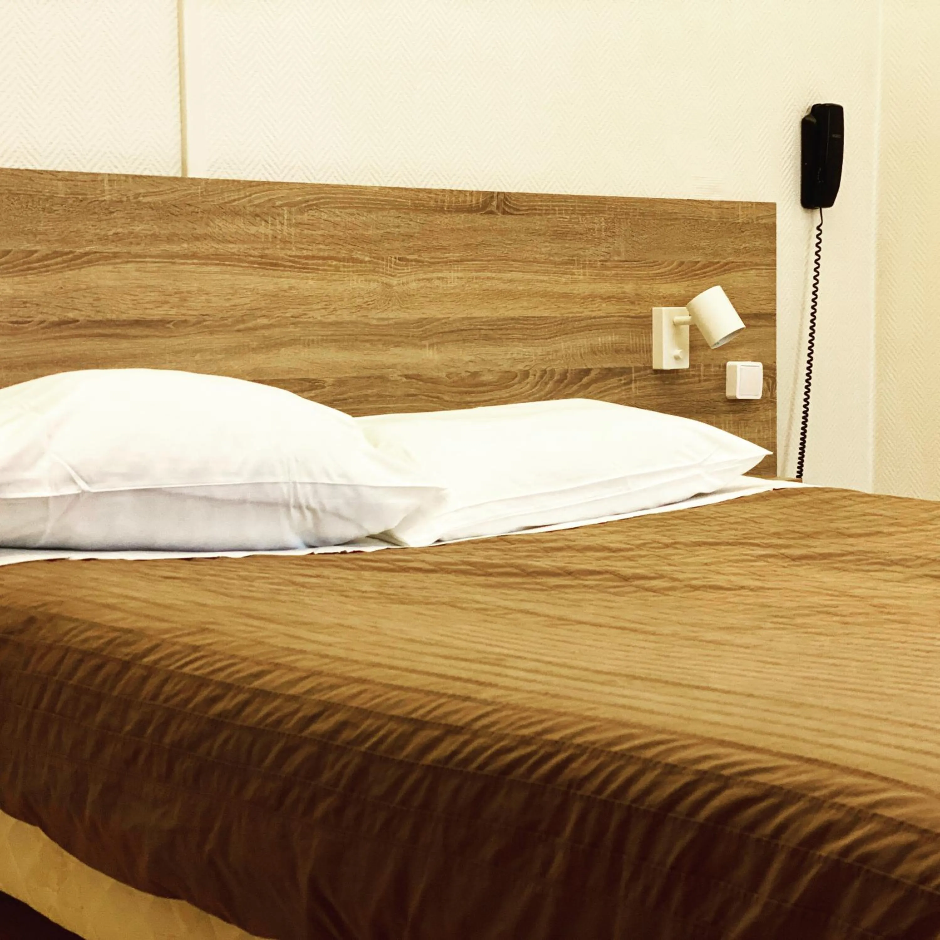 Bed in Hotel Le Midi Clermont-Cournon