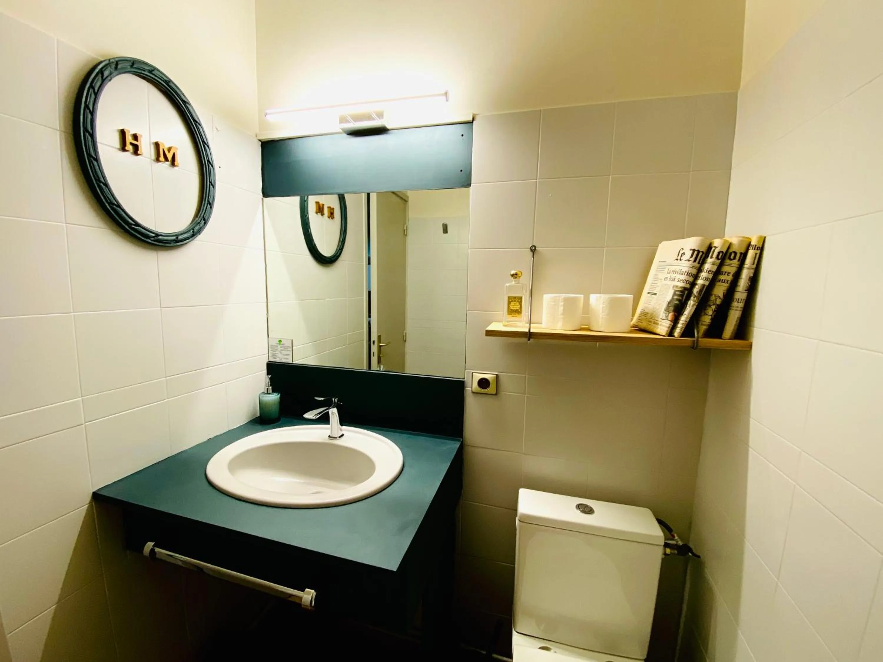 Bathroom in Hotel Le Midi Clermont-Cournon