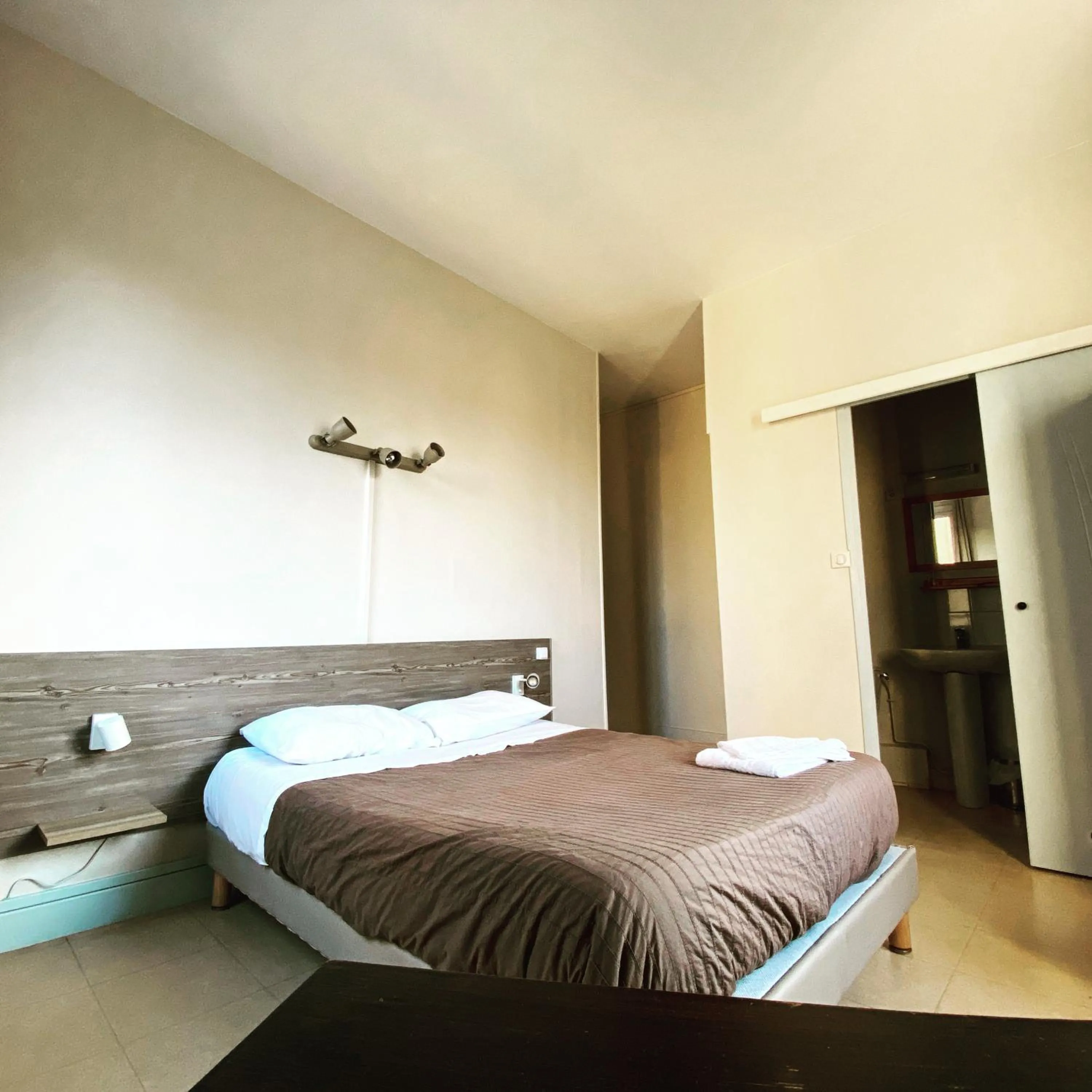 Bed in Hotel Le Midi Clermont-Cournon