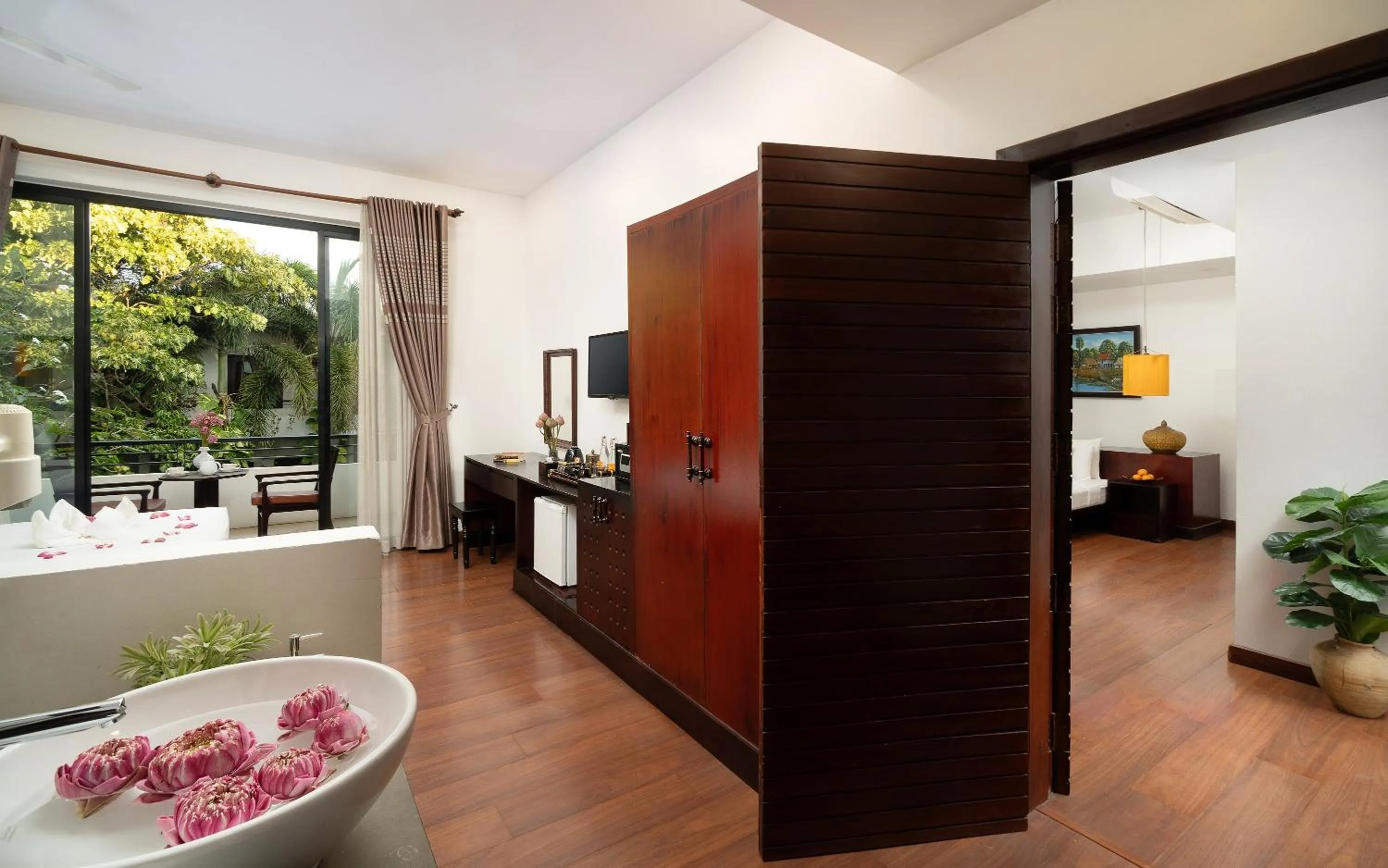 TV and multimedia in The Moon Residence & Spa