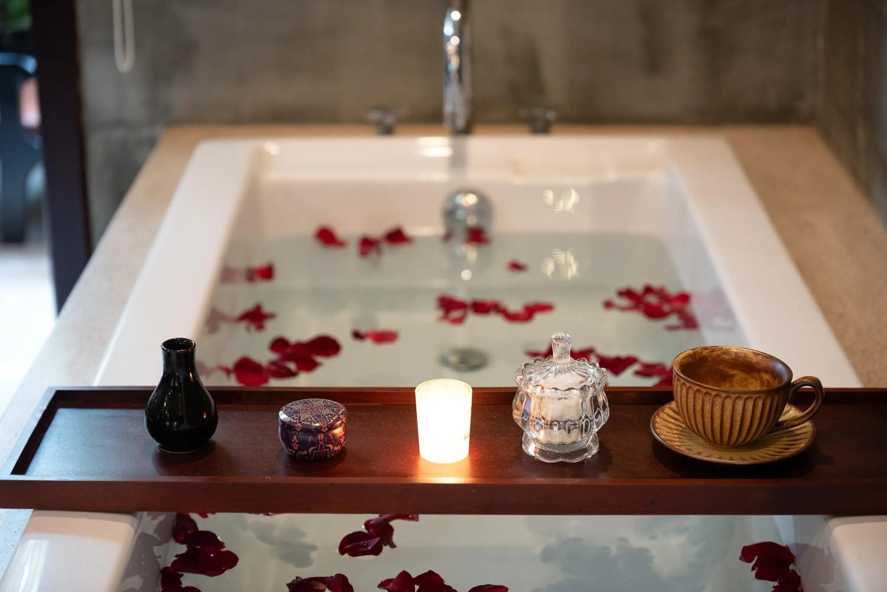 Hot Tub in The Moon Residence & Spa