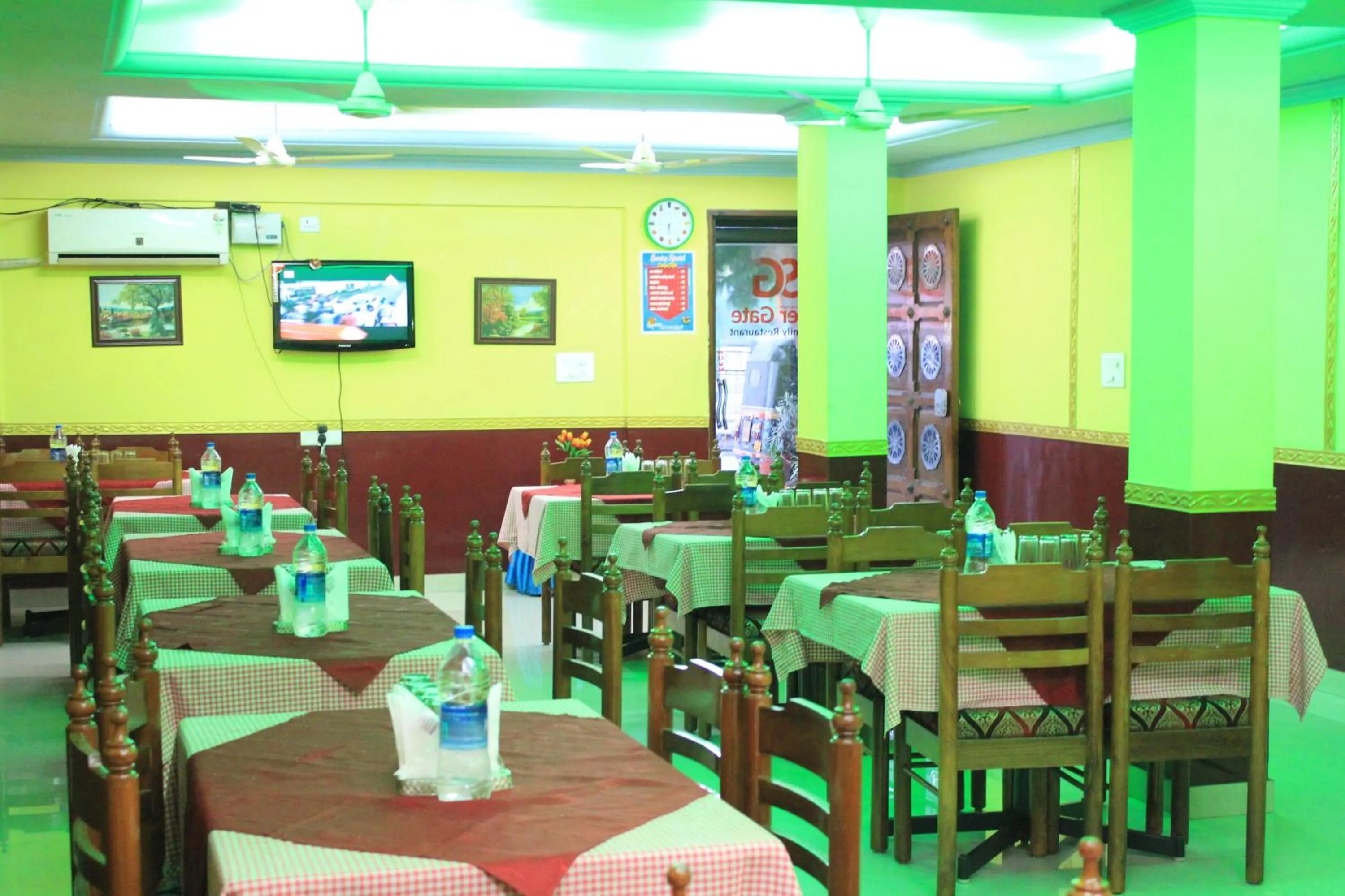 Restaurant/places to eat in Hotel Silver Sand