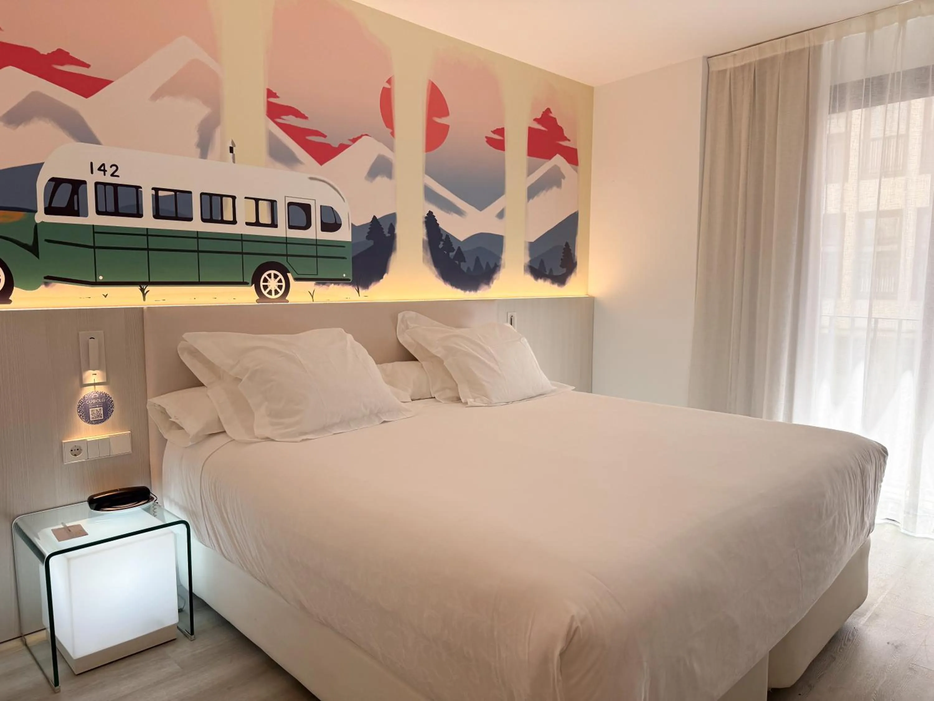 Bathroom, Bed in Dormirdcine Alicante