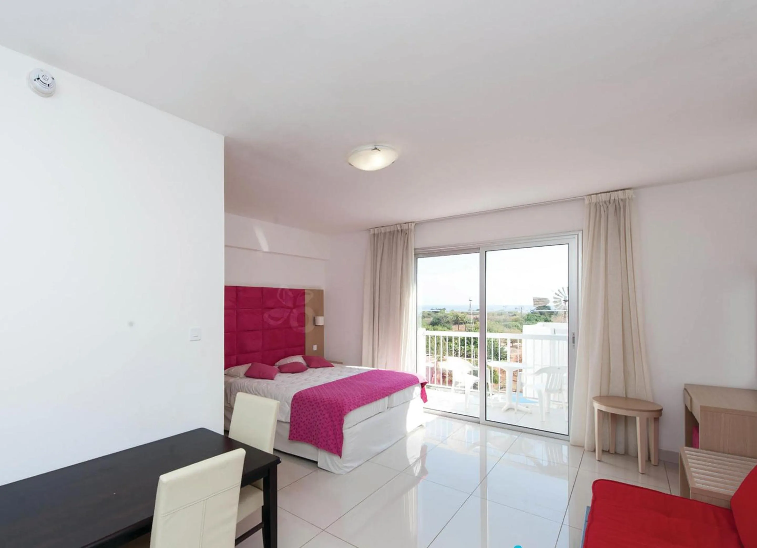 Bed in Marlita Beach Hotel Apartments