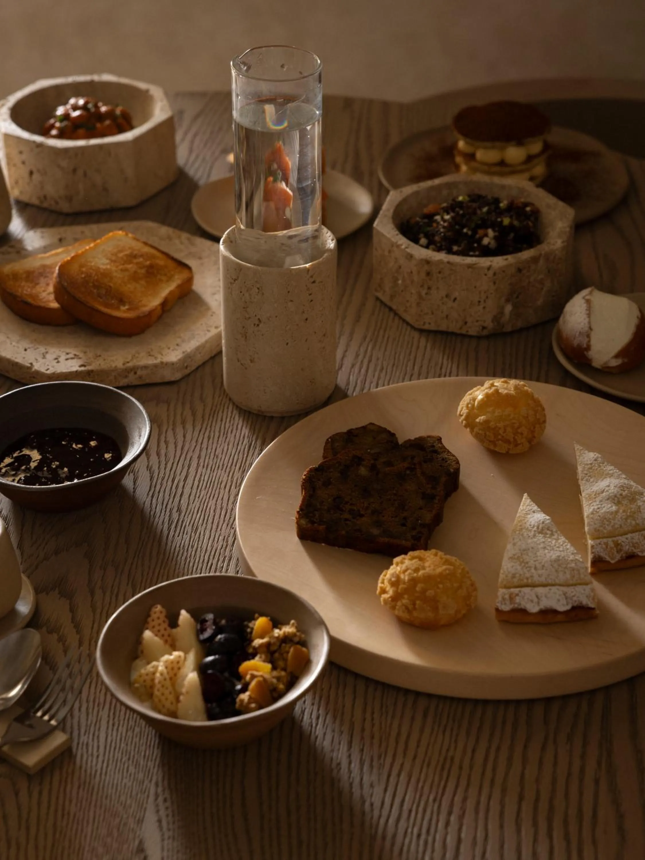 Restaurant/places to eat in Nomos Hotel