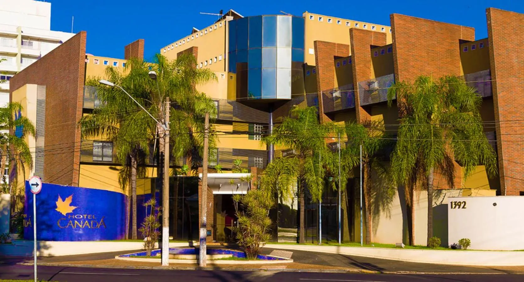Facade/entrance in Hotel Canada