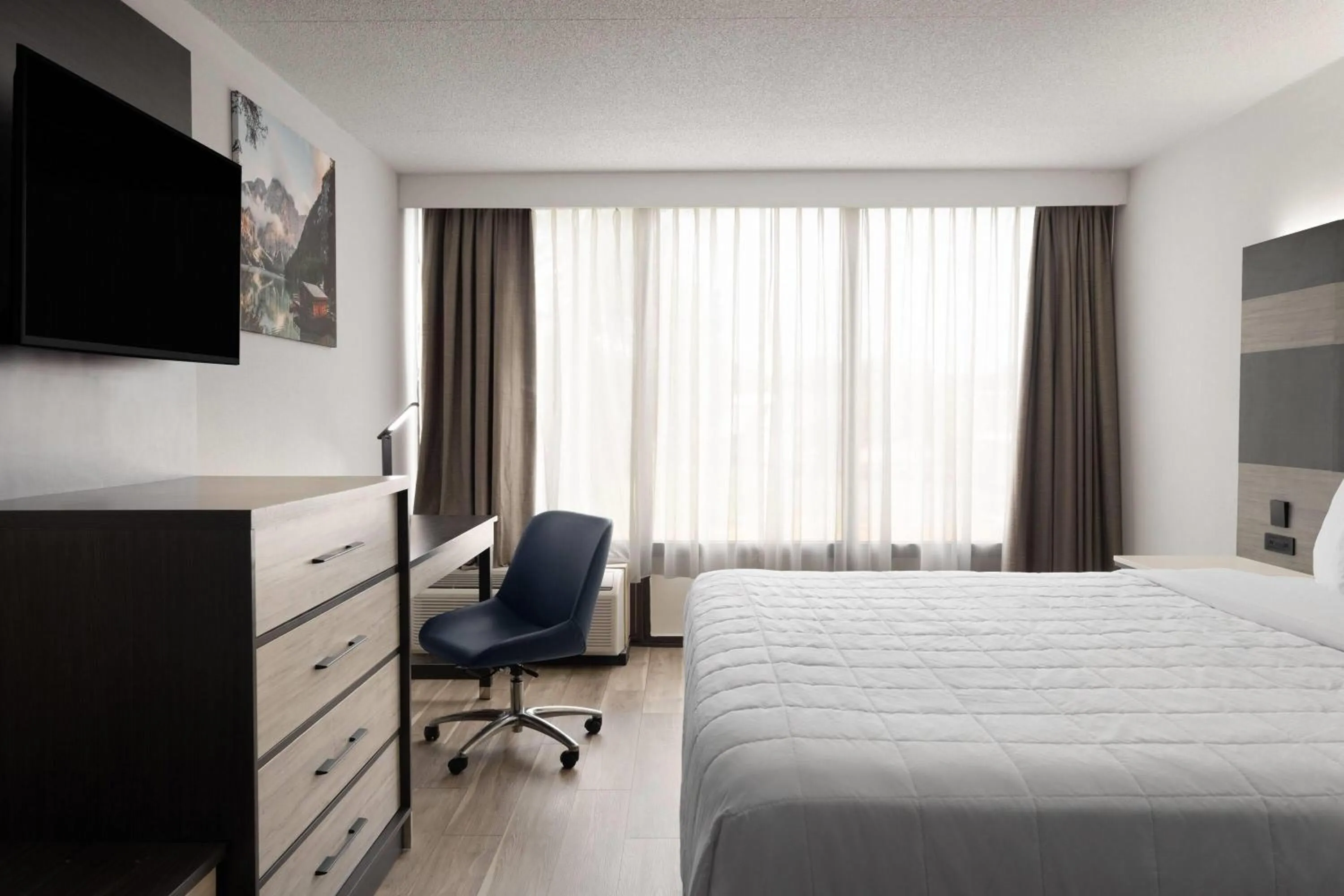 Photo of the whole room, Bed in Baymont by Wyndham Williamsburg I-64