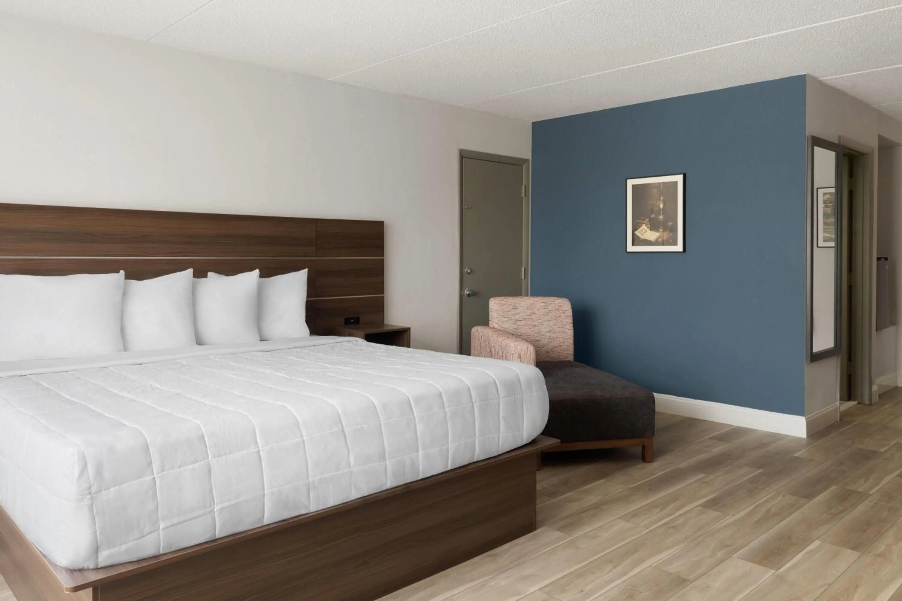 Photo of the whole room, Bed in Baymont by Wyndham Williamsburg I-64