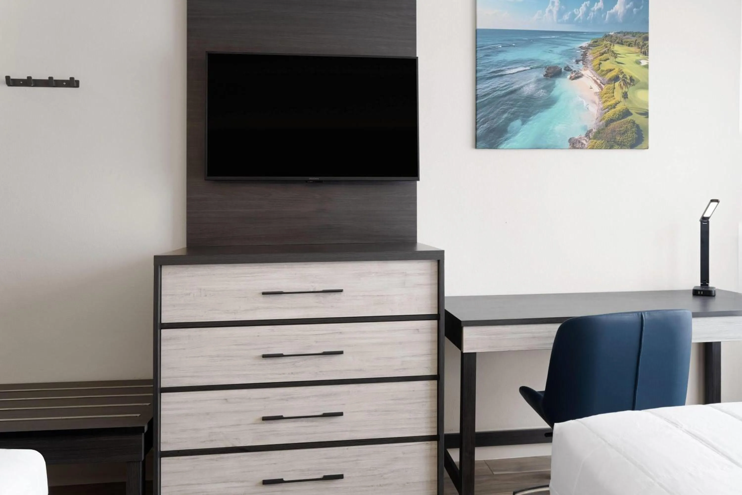 Photo of the whole room in Baymont by Wyndham Williamsburg I-64