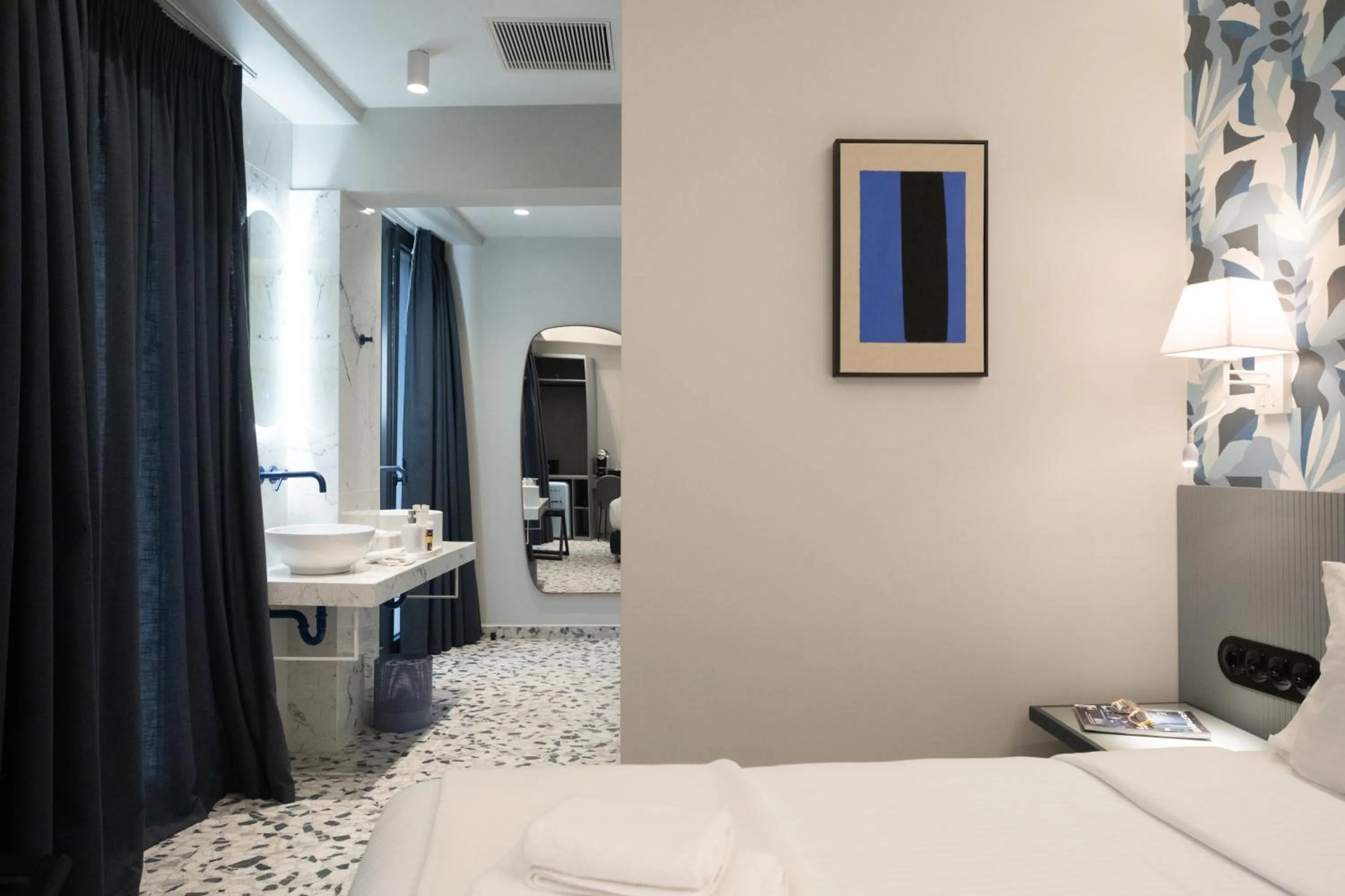 Bathroom, Bed in Athens Retro