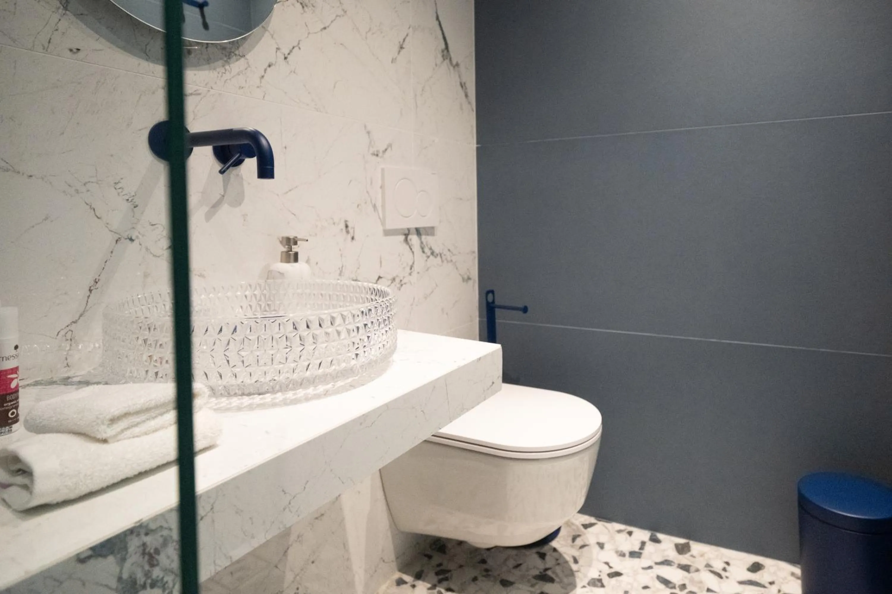 Shower in Athens Retro