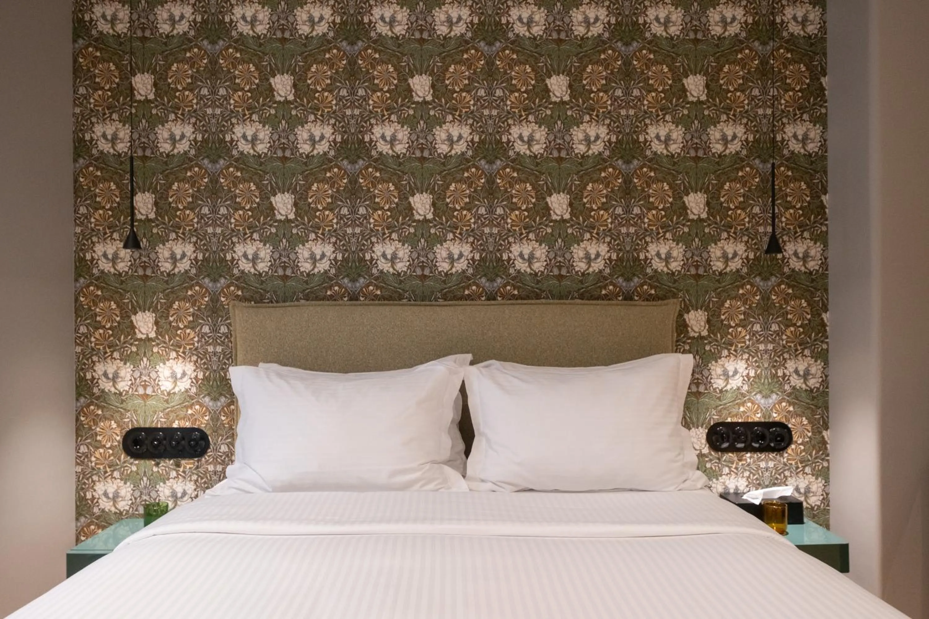 Facility for disabled guests, Bed in Athens Retro