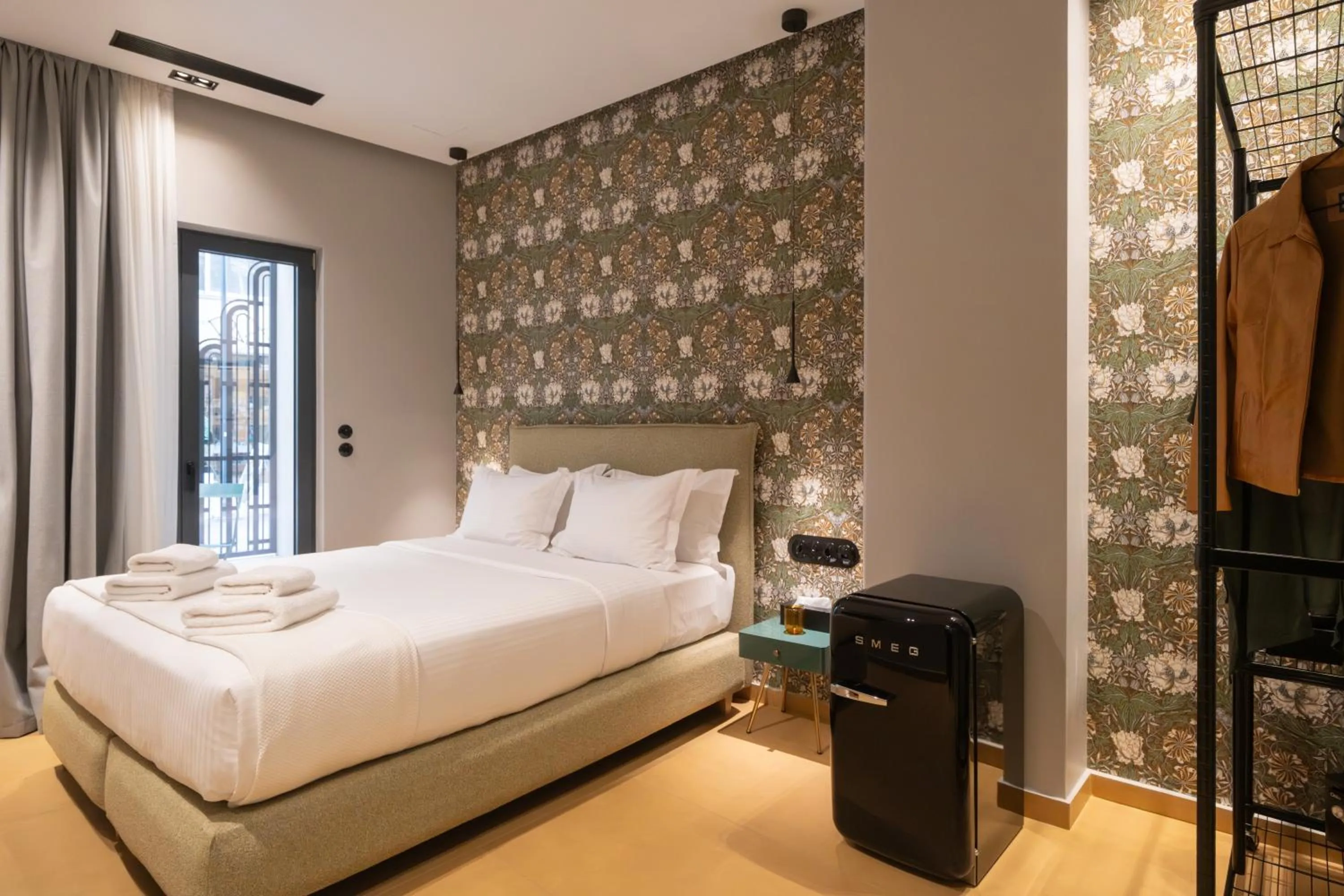 Facility for disabled guests, Bed in Athens Retro