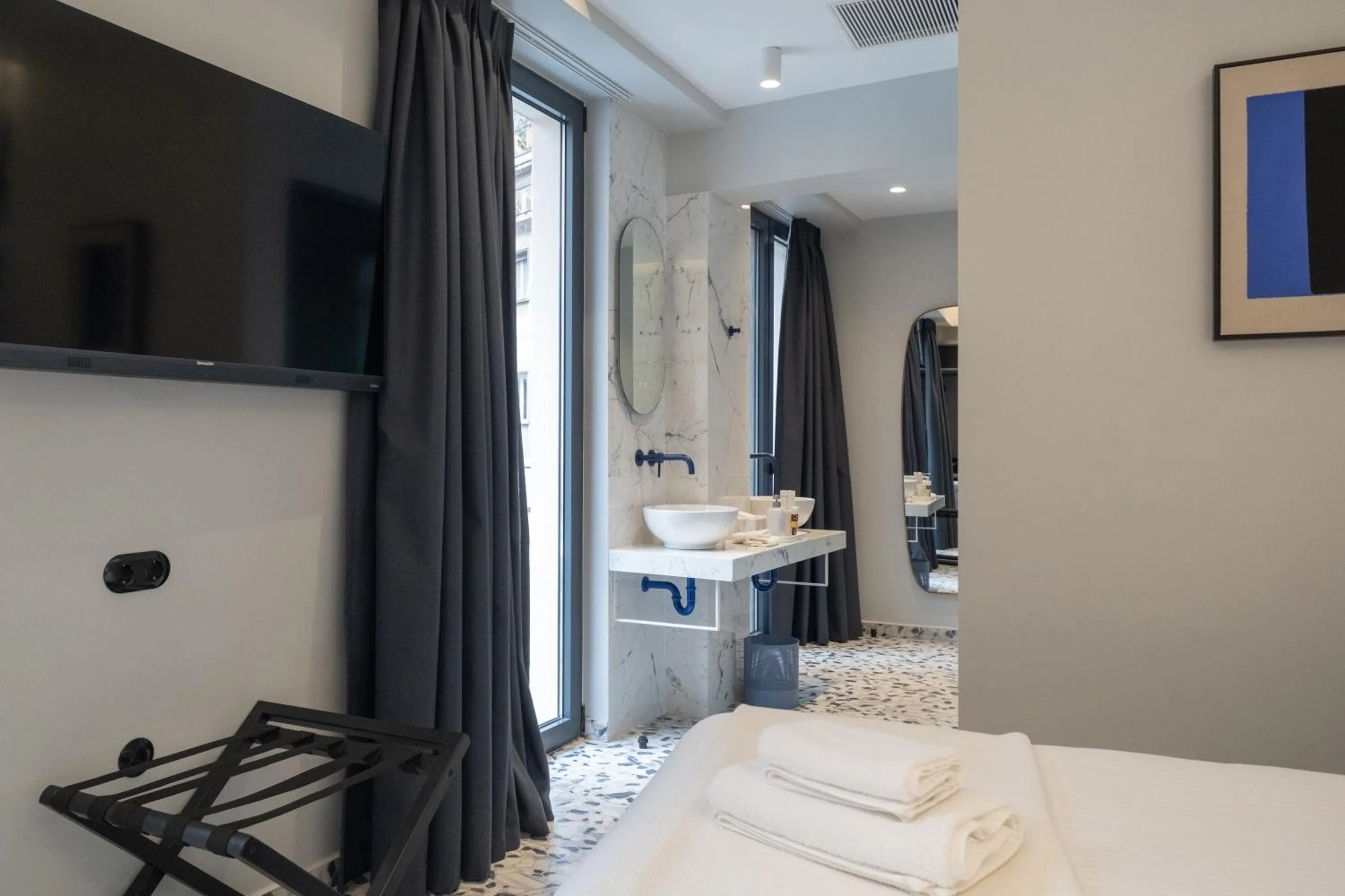 Bathroom, Bed in Athens Retro