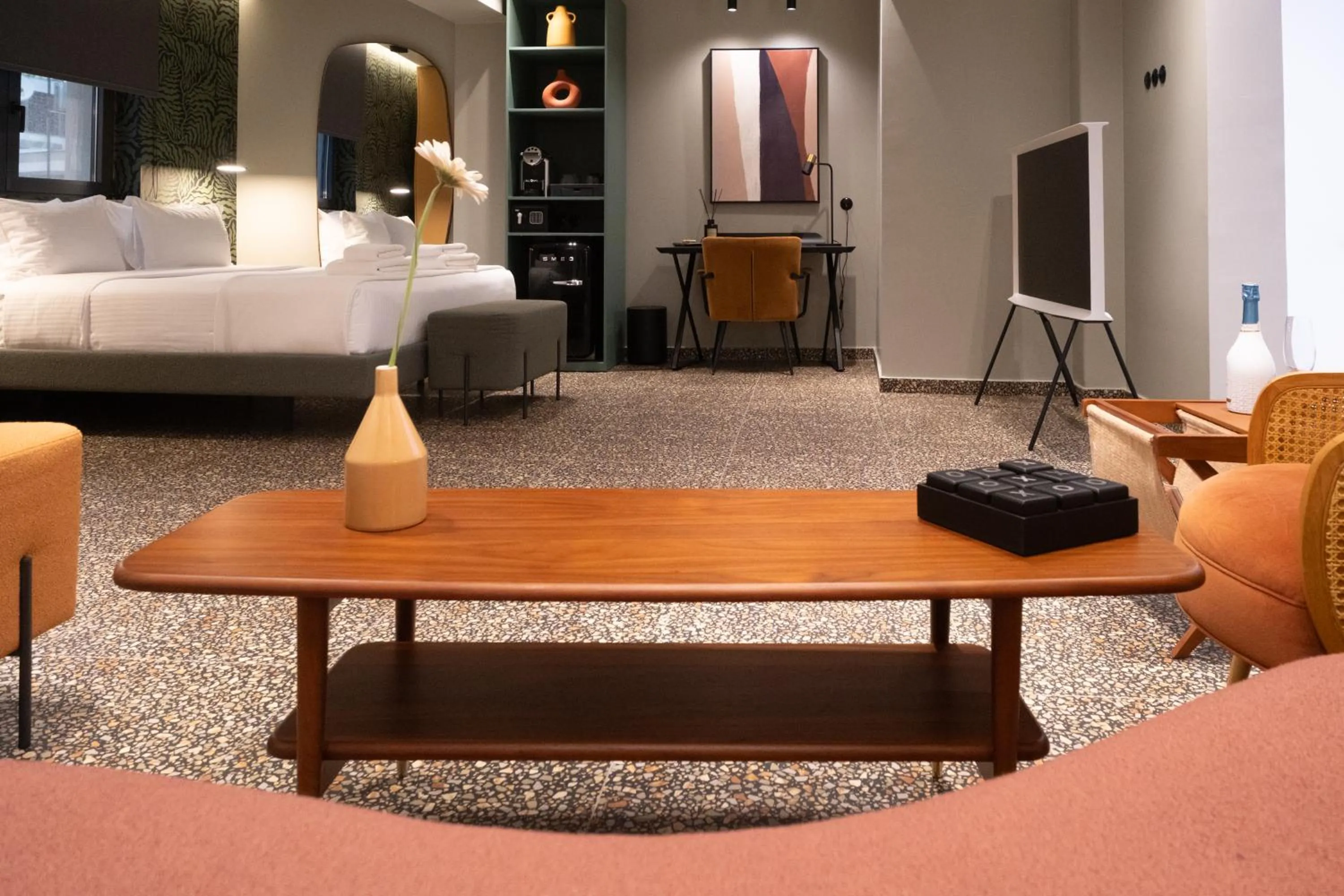 Photo of the whole room, Bed in Athens Retro