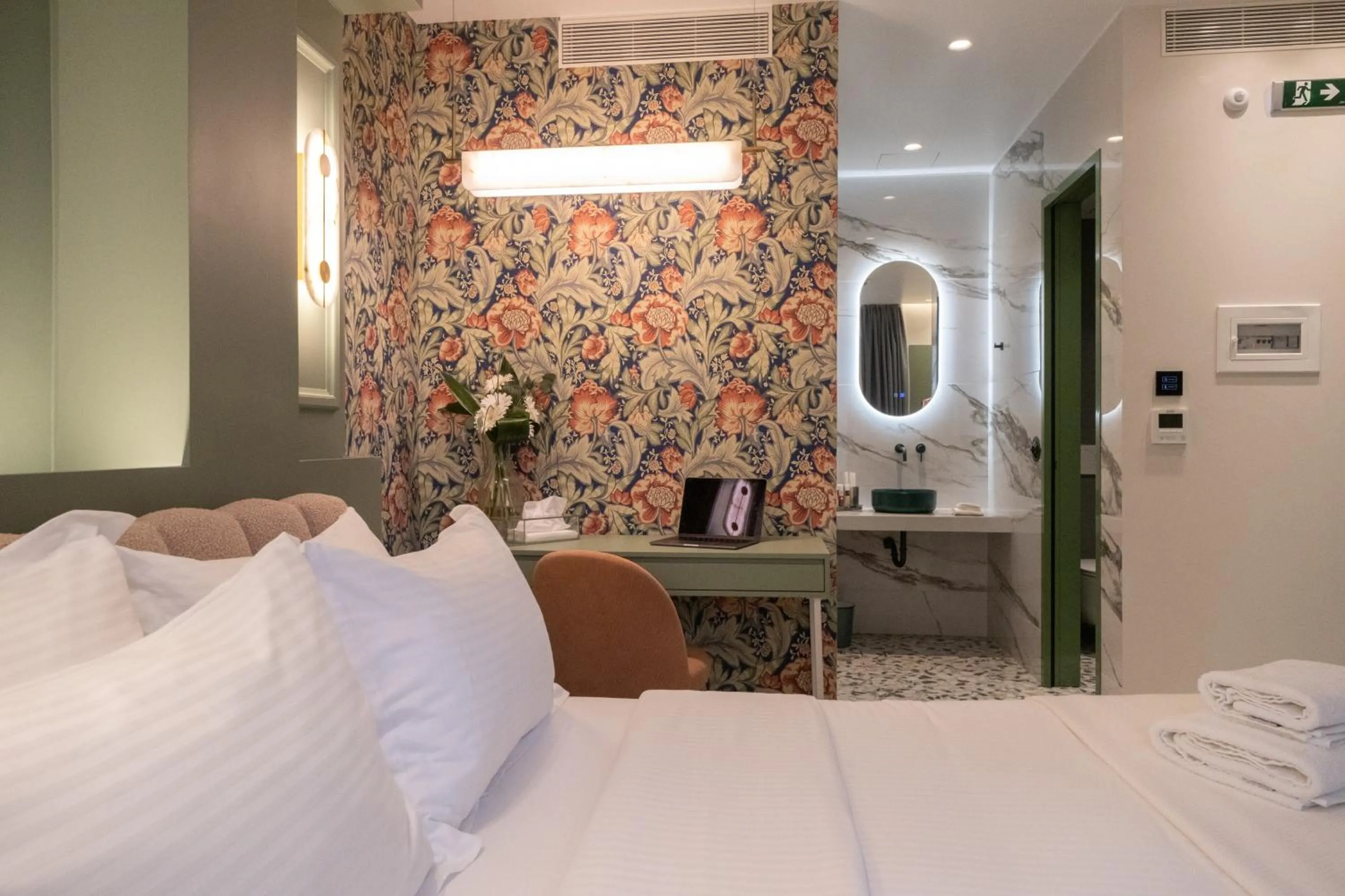 Photo of the whole room, Bed in Athens Retro