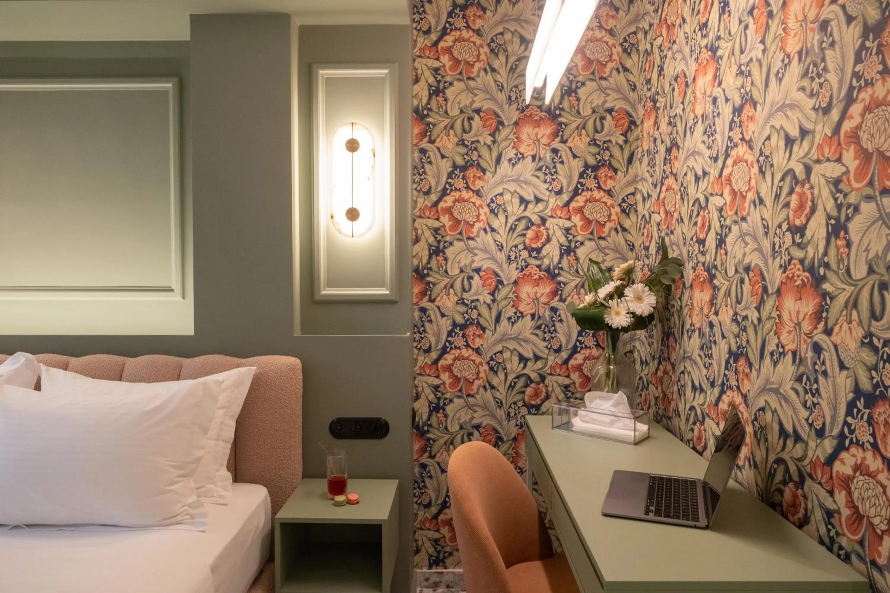 Photo of the whole room in Athens Retro