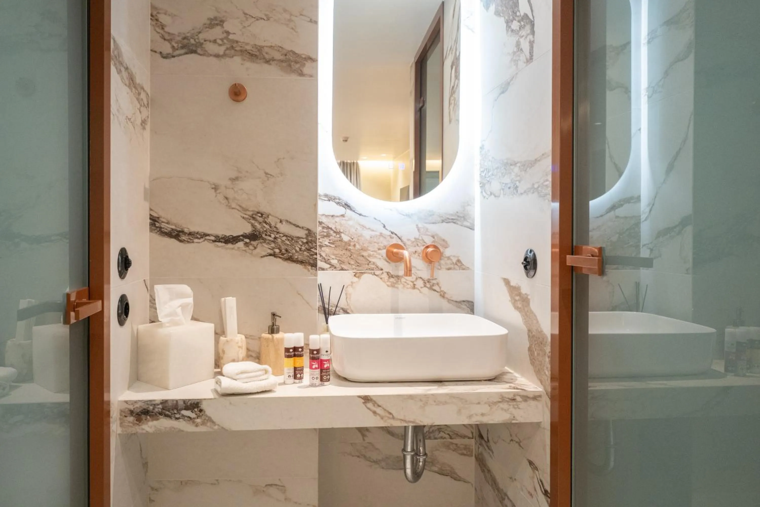 Bathroom in Athens Retro