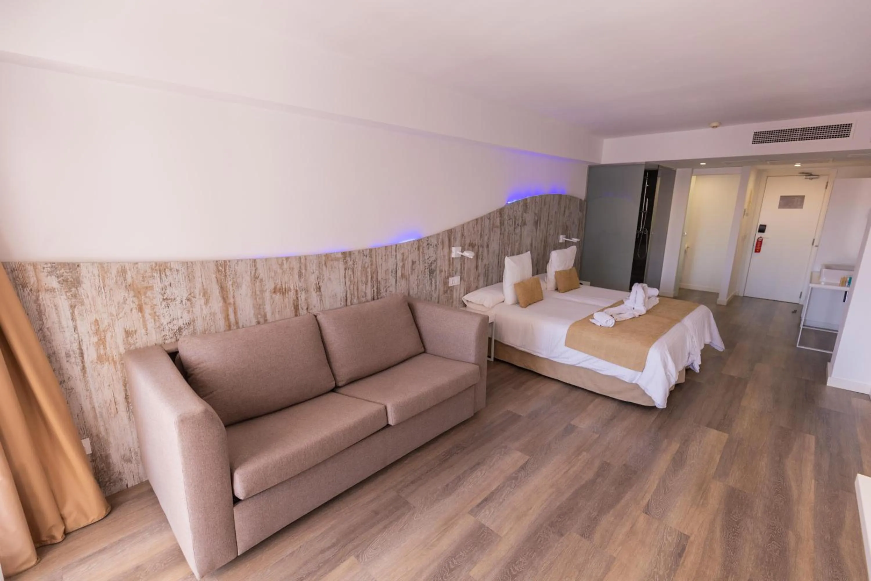 Photo of the whole room, Bed in BQ Cala Ratjada