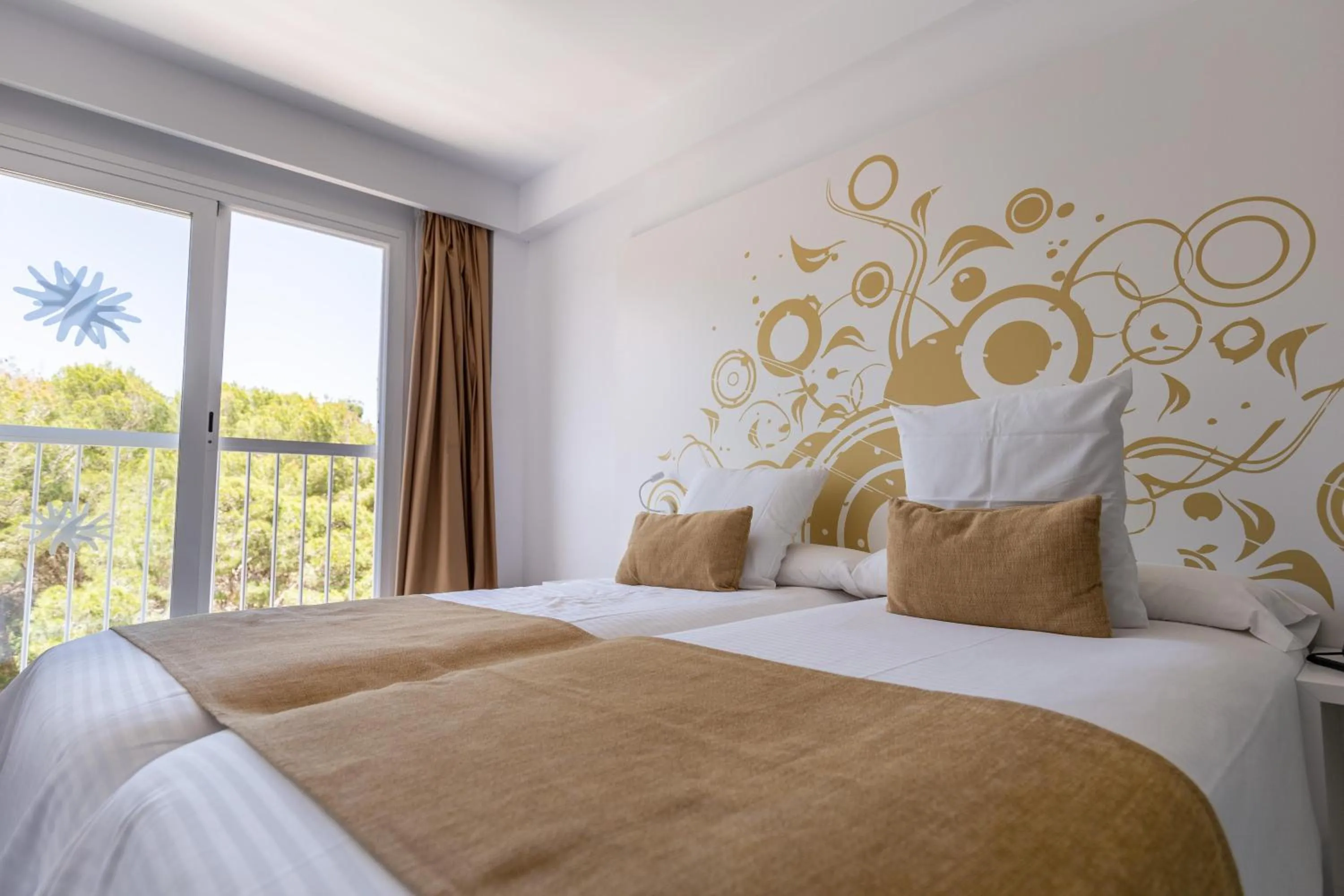 Photo of the whole room, Bed in BQ Cala Ratjada