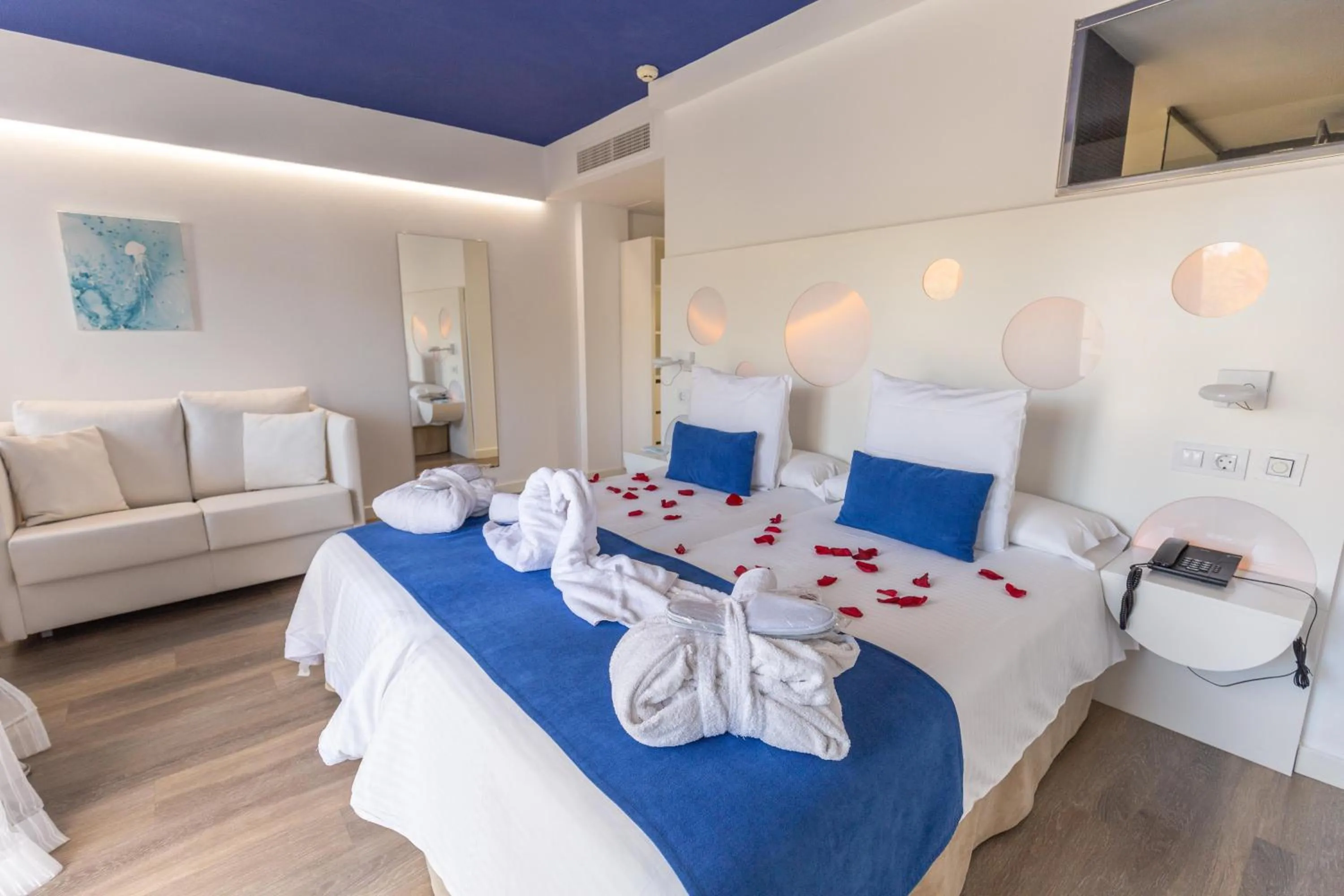Photo of the whole room, Bed in BQ Cala Ratjada